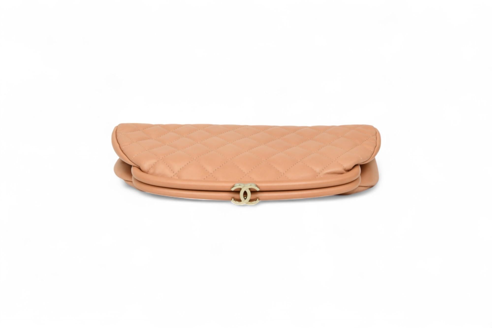 Chanel Gestepptes Lammfell Kiss Lock Clutch Bag Beige Vintage Frame 1