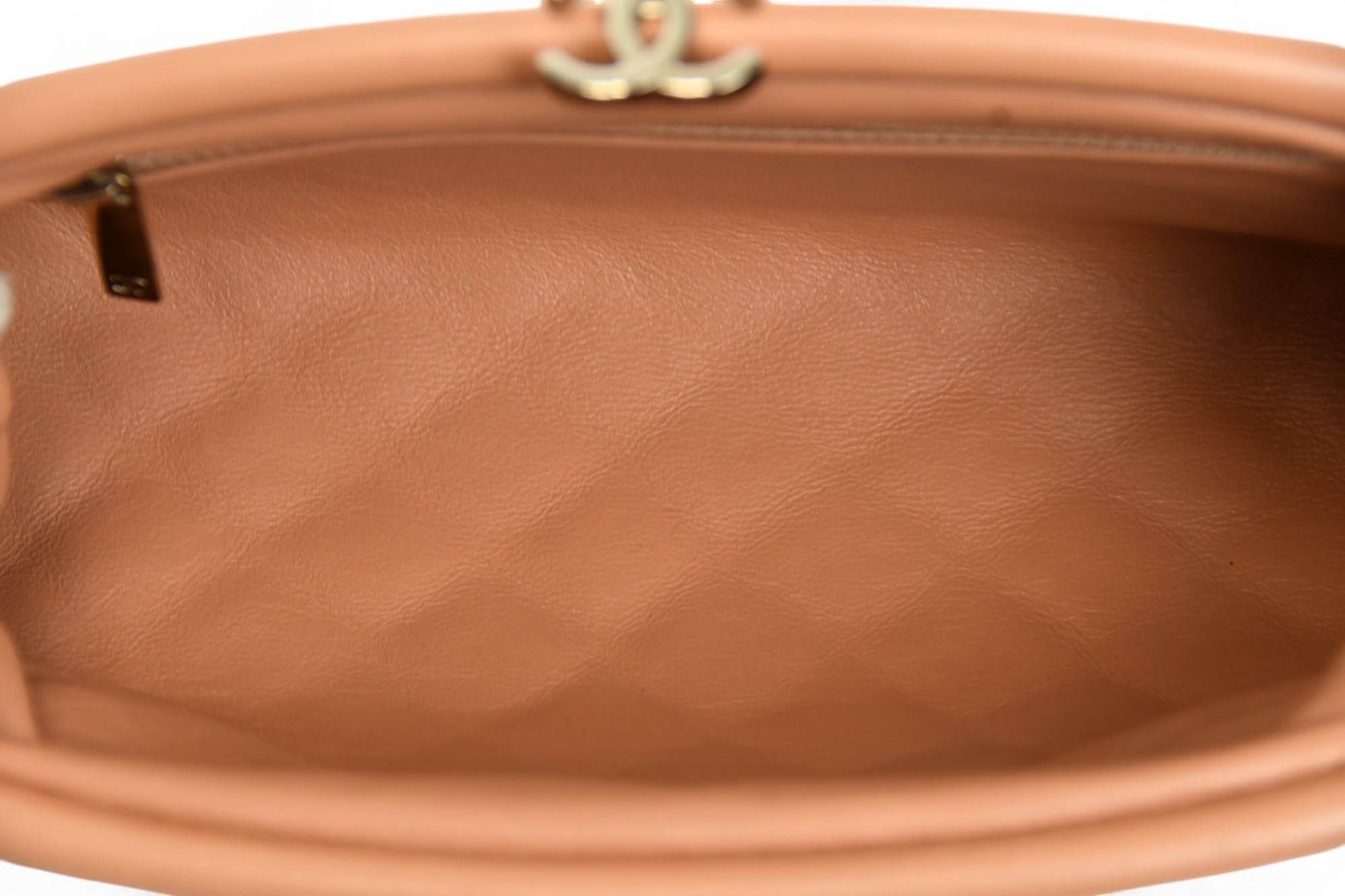 Chanel Gestepptes Lammfell Kiss Lock Clutch Bag Beige Vintage Frame 4