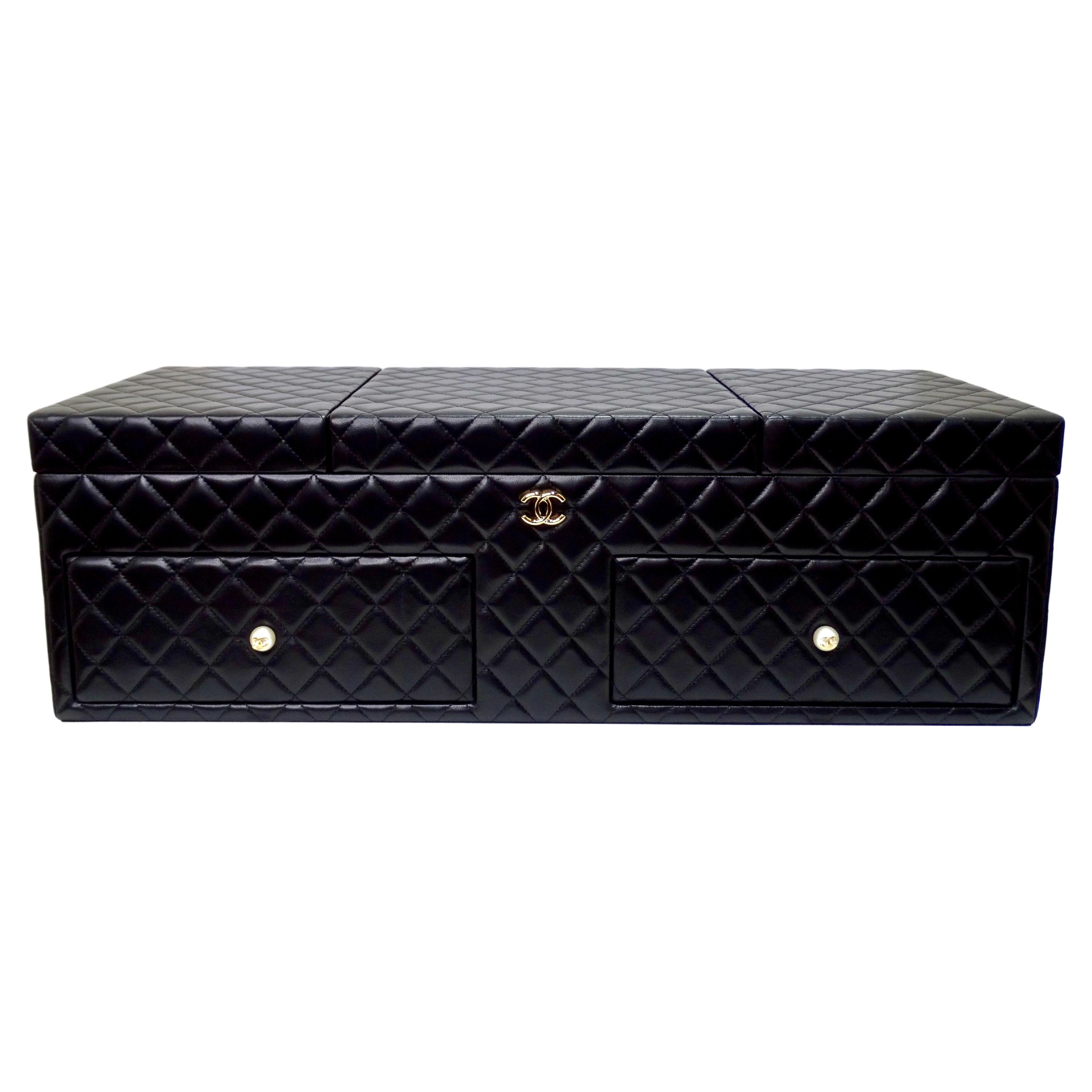 ¡La pieza de Chanel más codiciada que puedas tener en tus manos! Prepárate de la mejor manera con este enorme joyero Chanel fabricado con los mejores materiales. Esta increíble obra de arte pertenece a una colección de 2010 y está pensada para