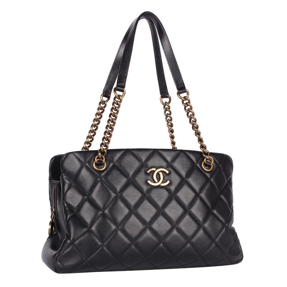 Bolso bandolera Chanel CC auténtico de segunda mano acolchado de piel de cordero con logotipo. Presenta piel de cordero, herrajes acolchados de oro envejecido, 4 patas inferiores, cadena de eslabones con bandolera de piel, logotipo CC en la parte
