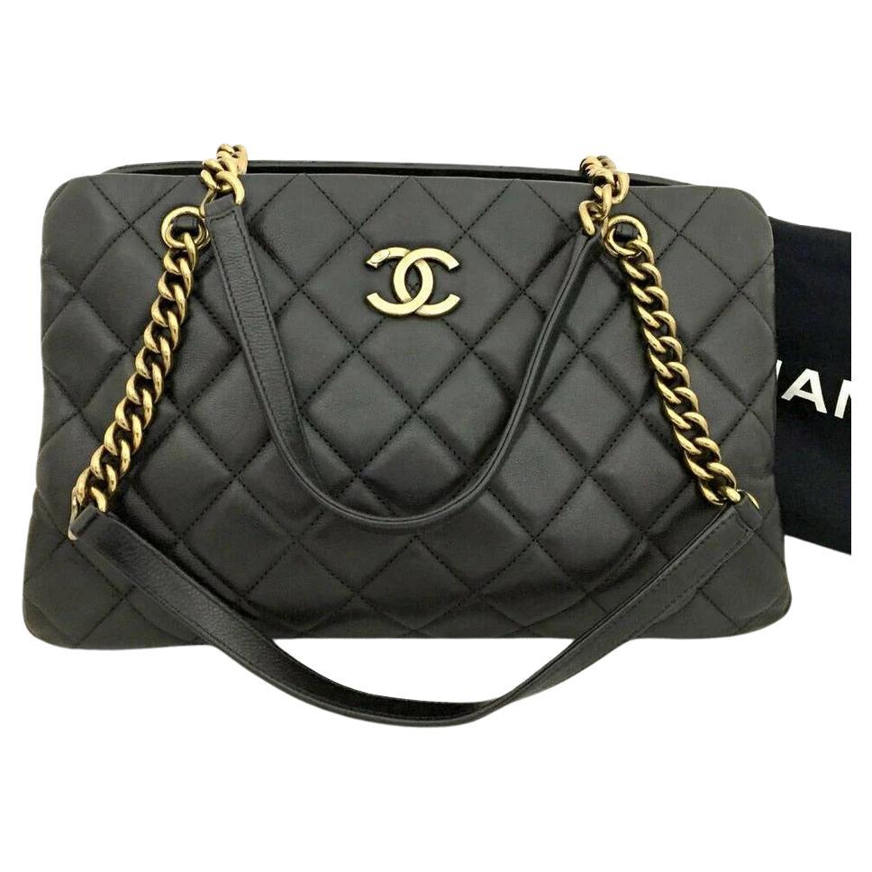 Chanel CC Bolso acolchado de piel de cordero Negro en venta
