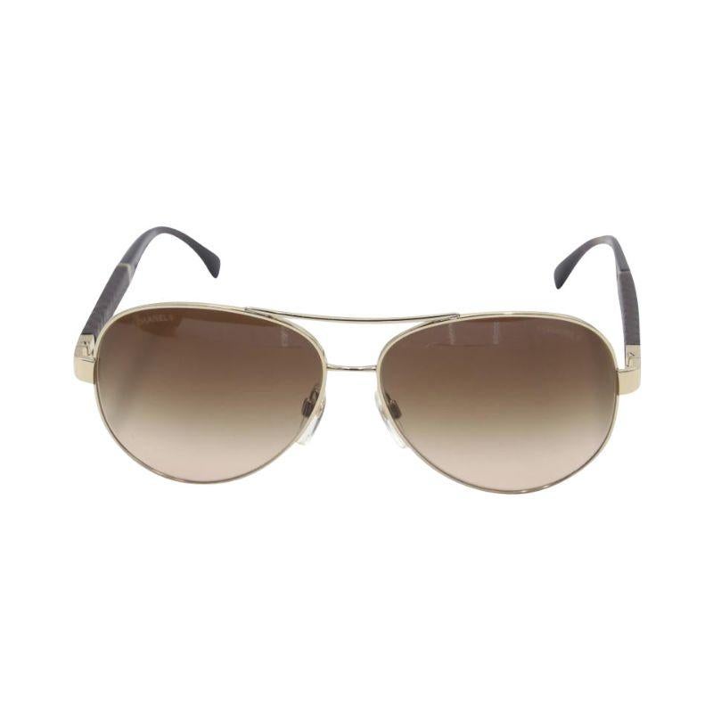 Chanel Quilted Leather Aviator Cc Sunglasses 4195Q

Bleiben Sie cool mit dieser trendigen und innovativen Chanel Aviator Sonnenbrille! Die getönten Gläser sorgen für eine hervorragende optische Klarheit und 100%igen UV-Schutz:: ohne dabei den Sinn