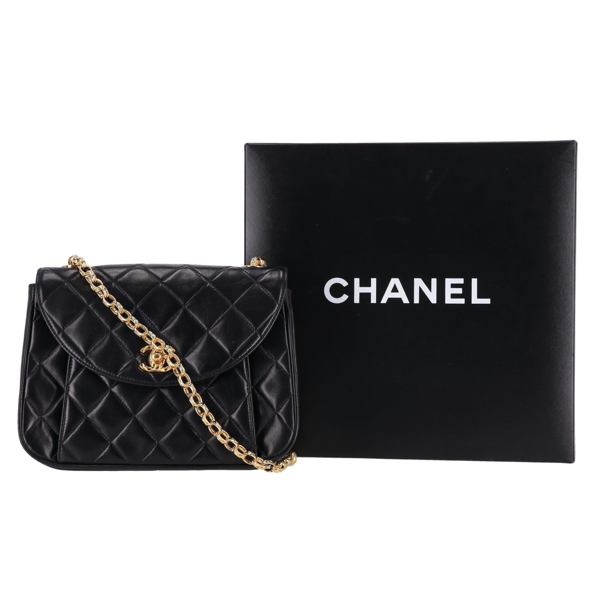 Bolso Crossbody/Hombro Chanel con solapa Bijoux de piel acolchada

Bolso de piel de cordero negra, acolchado con diamantes, con la firma Bijoux dorada, correa decorativa de eslabones de cadena.

Cierre giratorio con la firma 