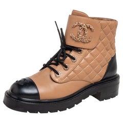 Bottes de combat Chanel en cuir matelassé avec logo CC et chaîne à maillons, taille 39,5