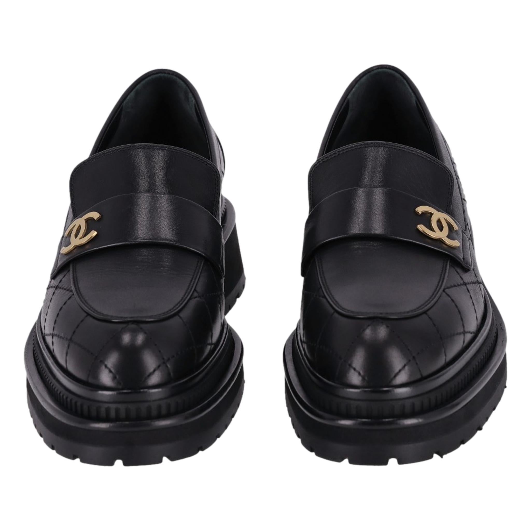 Chanel Quilted Leather 'CC' Logo Loafers

Black platform loafers crafted in calfskin leather detailed with signature diamond quilting.

Embellished with gold 'CC' logo to the vamp, slip-on design and chunky soles.

From Fall-Winter 2023
