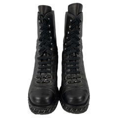 CHANEL - Bottes de combat CC en cuir matelassé avec chaîne, taille 37,5 US 7,5