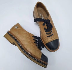 Chanel  Oxfords à bouts pointus en cuir matelassé et ornés de chaînes