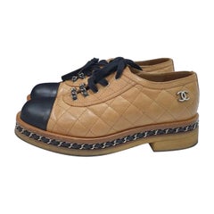 Chanel  Oxfords à bouts pointus en cuir matelassé et ornés de chaînes