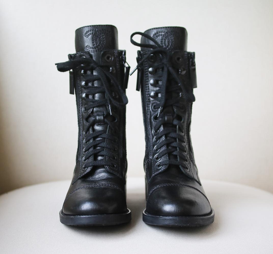 Chanel black leather calf-high boots with black leather toe cap. Heeled boot. Tonal black embroidered CC logo on the flap. Leather toe cap. Lace up. Colour: black. 

Size: EU 38.5 (UK 5.5, US 8.5)

Condition: Slightest wear to the soles; see
