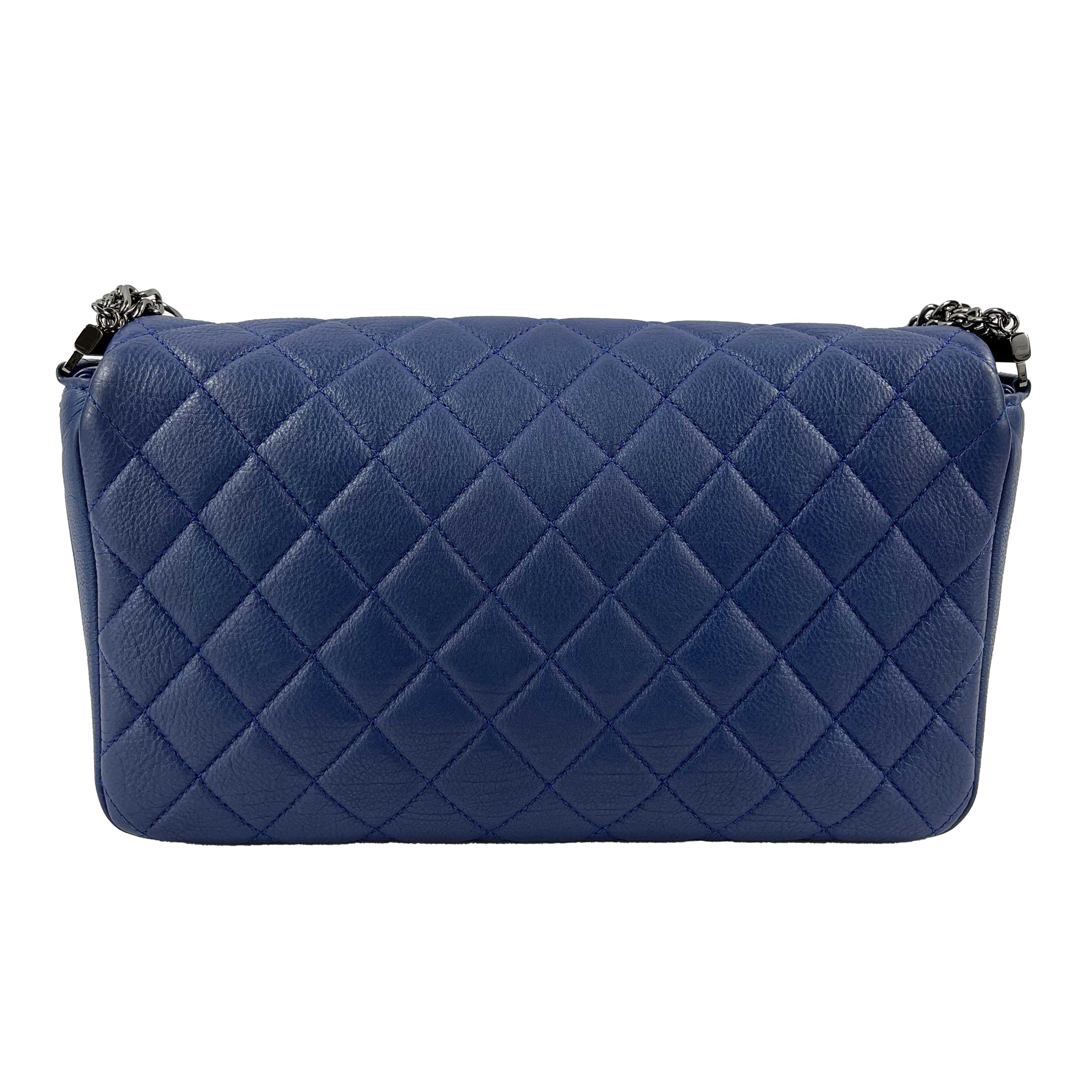 CHANEL - Quilted Leather Medium Single Flap Blue / Ruthenium Shoulder Bag 

Description

From the 2014 collection.
This Chanel flap bag is crafted with blue calfskin leather.
It features the classic quilted design stitched on the flap and back of