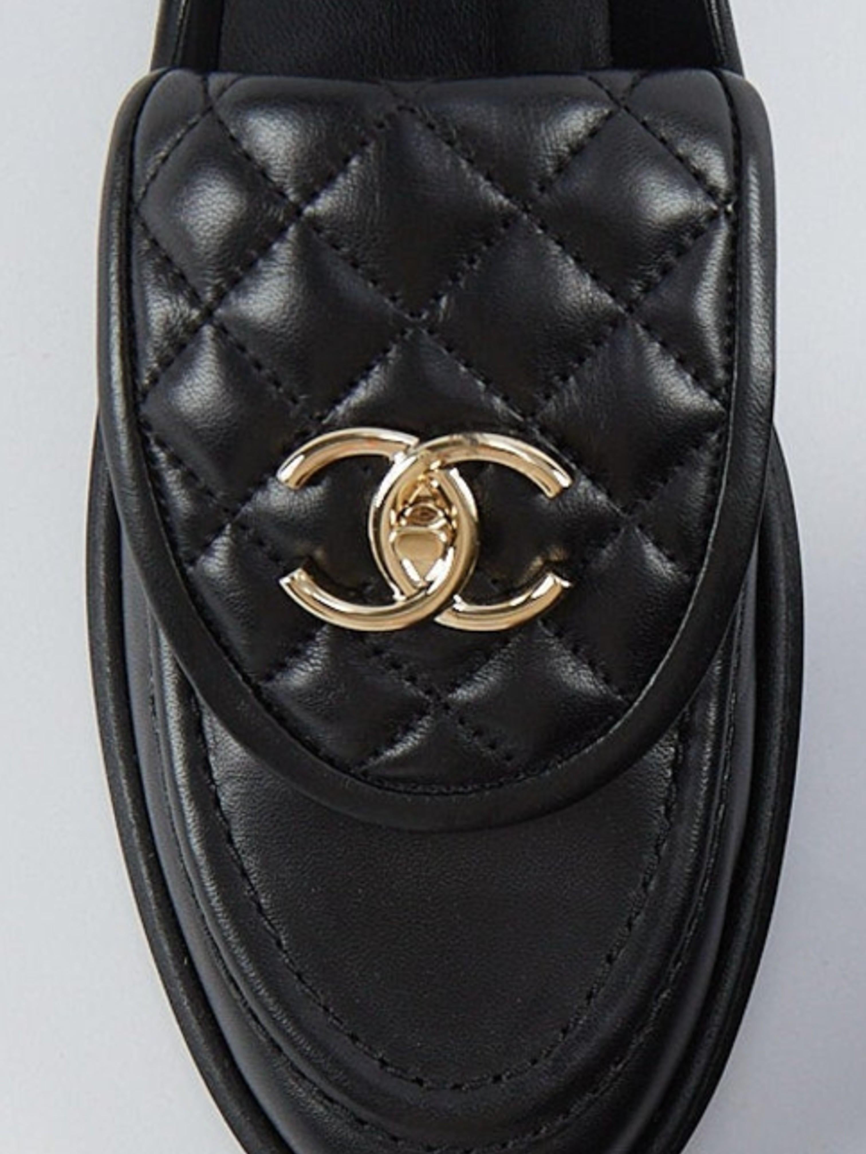 Chanel Quilted Loafers

Black quilted loafers in lambskin with Gold CC Hardware

Heel height: 20 mm

Size 41.5