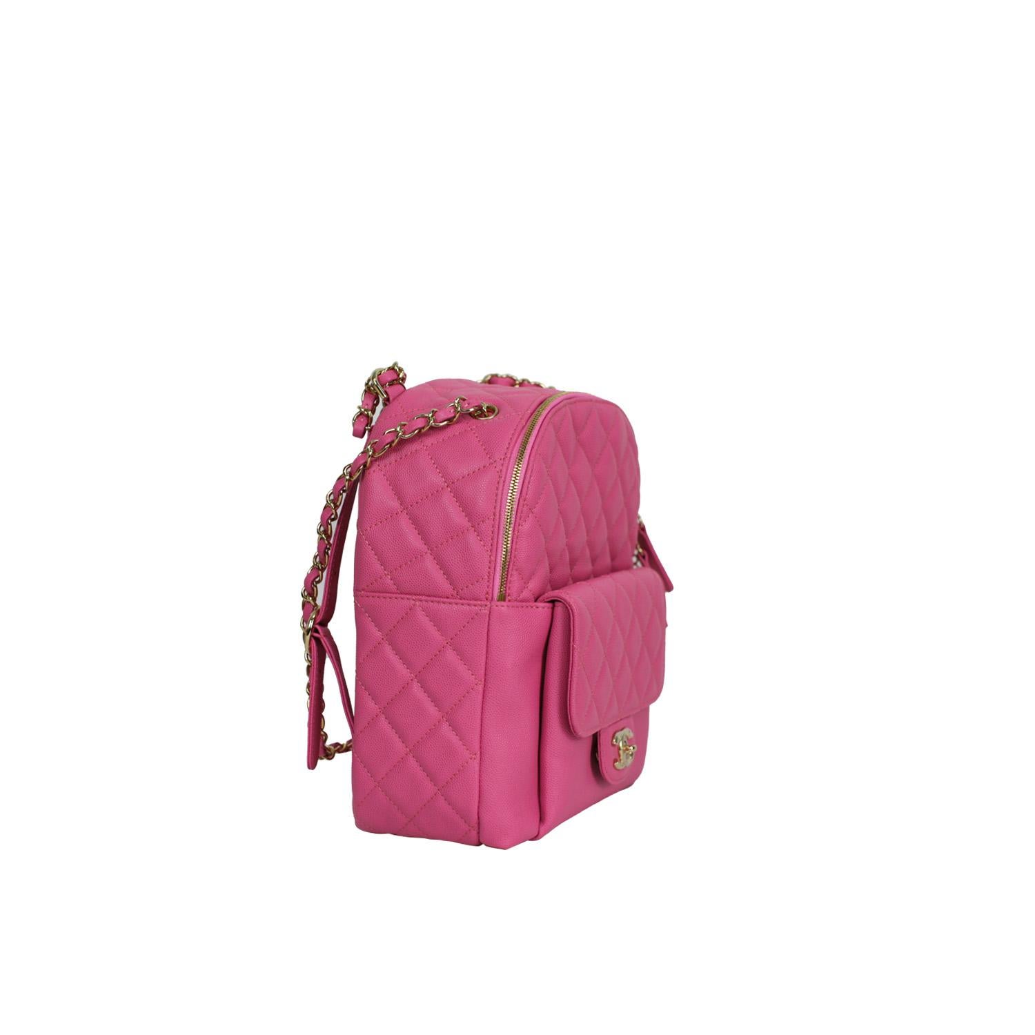 Dévoilez le luxe avec le sac à dos de jour Chanel Caviar Quilted Medium CC de la collection 2019. Habillé d'un rose vibrant, ce sac à dos met en valeur le style exquis et la qualité de Chanel. Confectionné en cuir caviar emblématique, il arbore le
