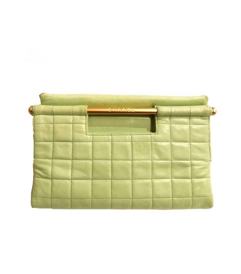 Vintage Chanel Mint Green (pastel light green) quilted top handle tote bag, matte gold handle with beautiful pearl stud edges, two separate purse opening slots with pearl pink colour inside, internal pocket, lambskin 

Condition: 1990s, very good