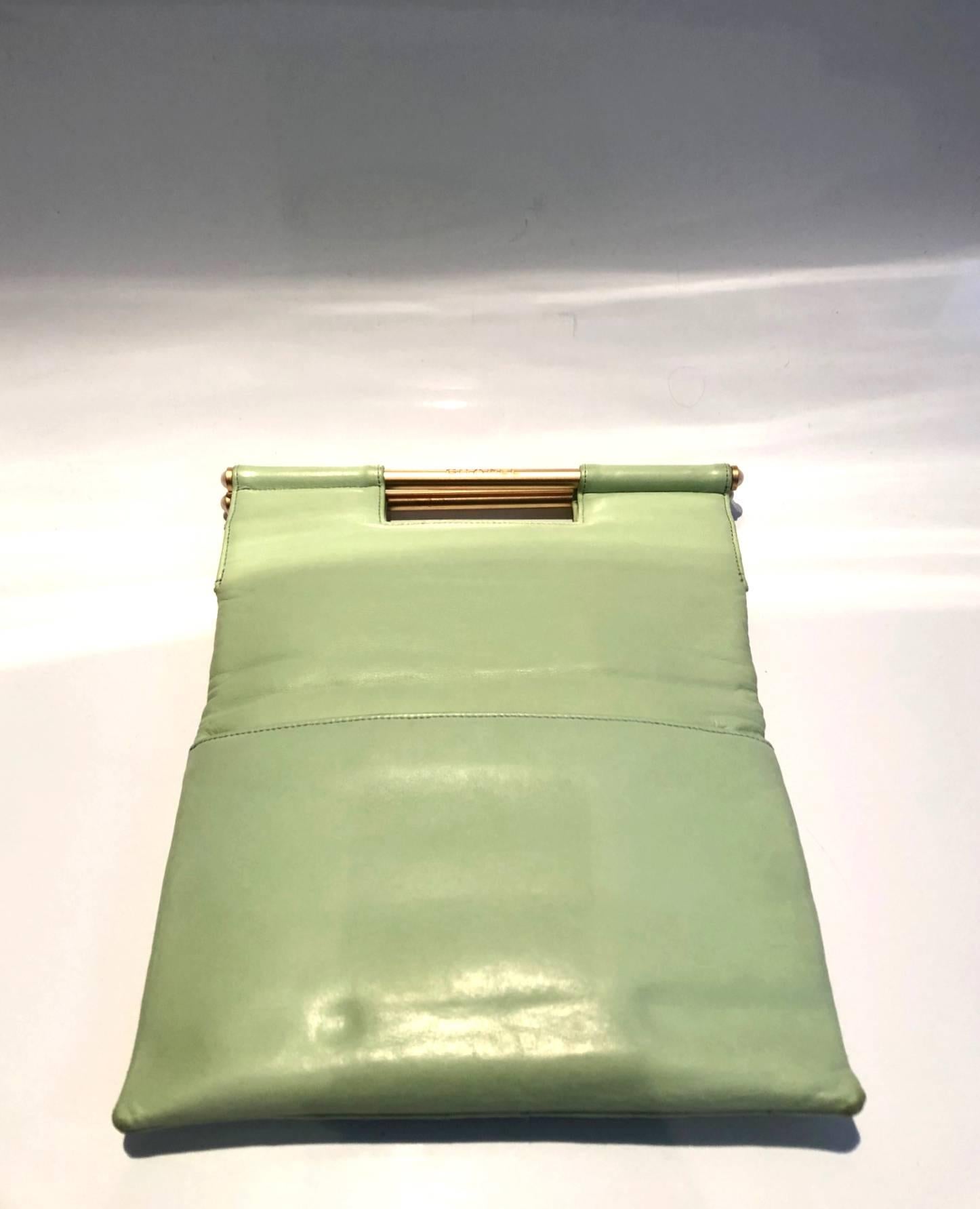 1990er Chanel gesteppte mintgrüne Henkeltasche mit Henkel oben  (Grün) im Angebot