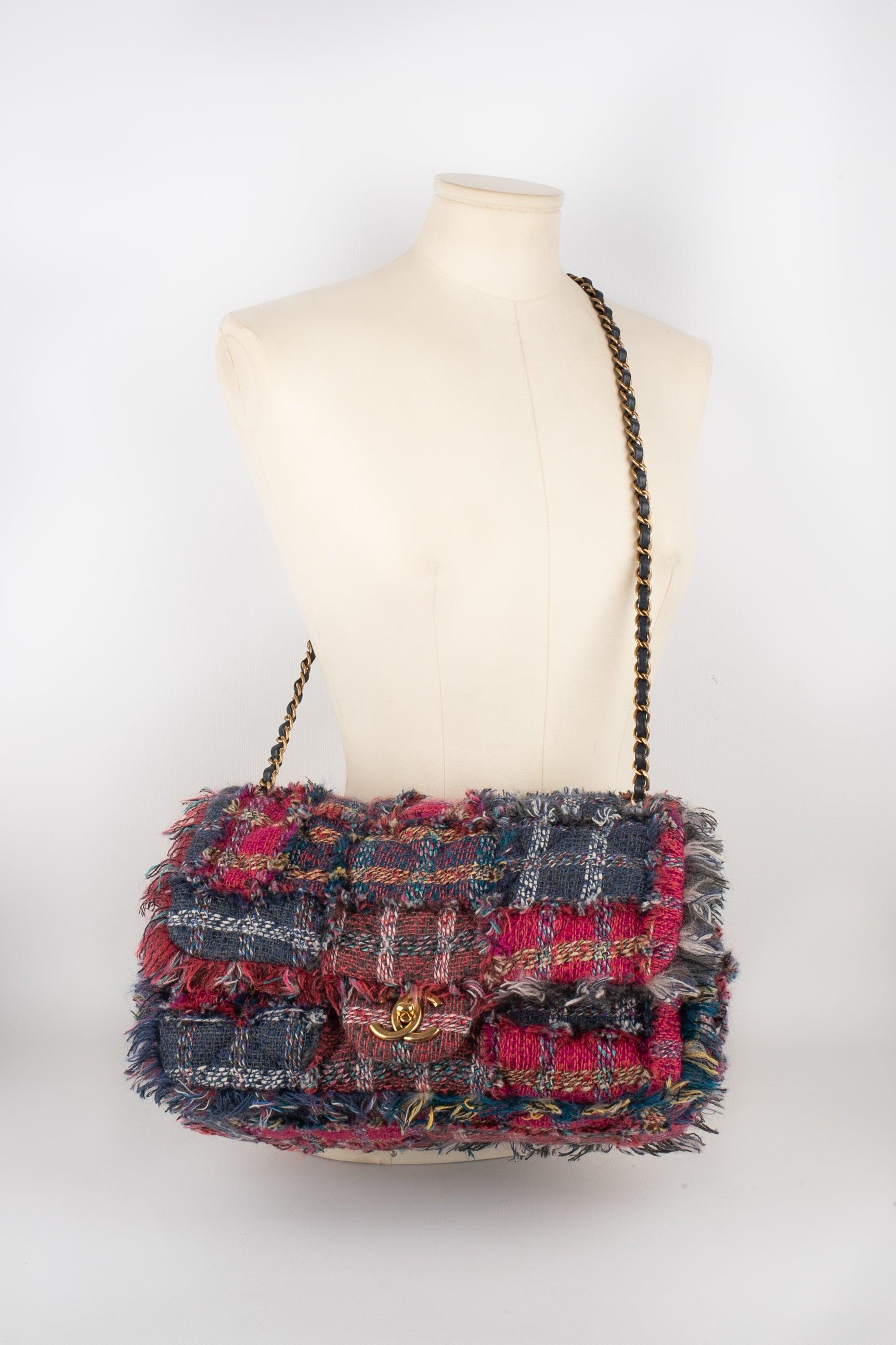 Chanel - (Fabricado en Francia) Bolso acolchado de tweed multicolor con elementos metálicos dorados. Pieza vendida con número de serie y certificado. Colección 2014-2015. Bolsa de ventas privadas de 2017.

Más información:
Estado: Buen