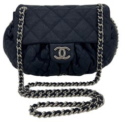 Chanel trapuntata in pelle navy con catena intorno alla borsa a tracolla Crossbody