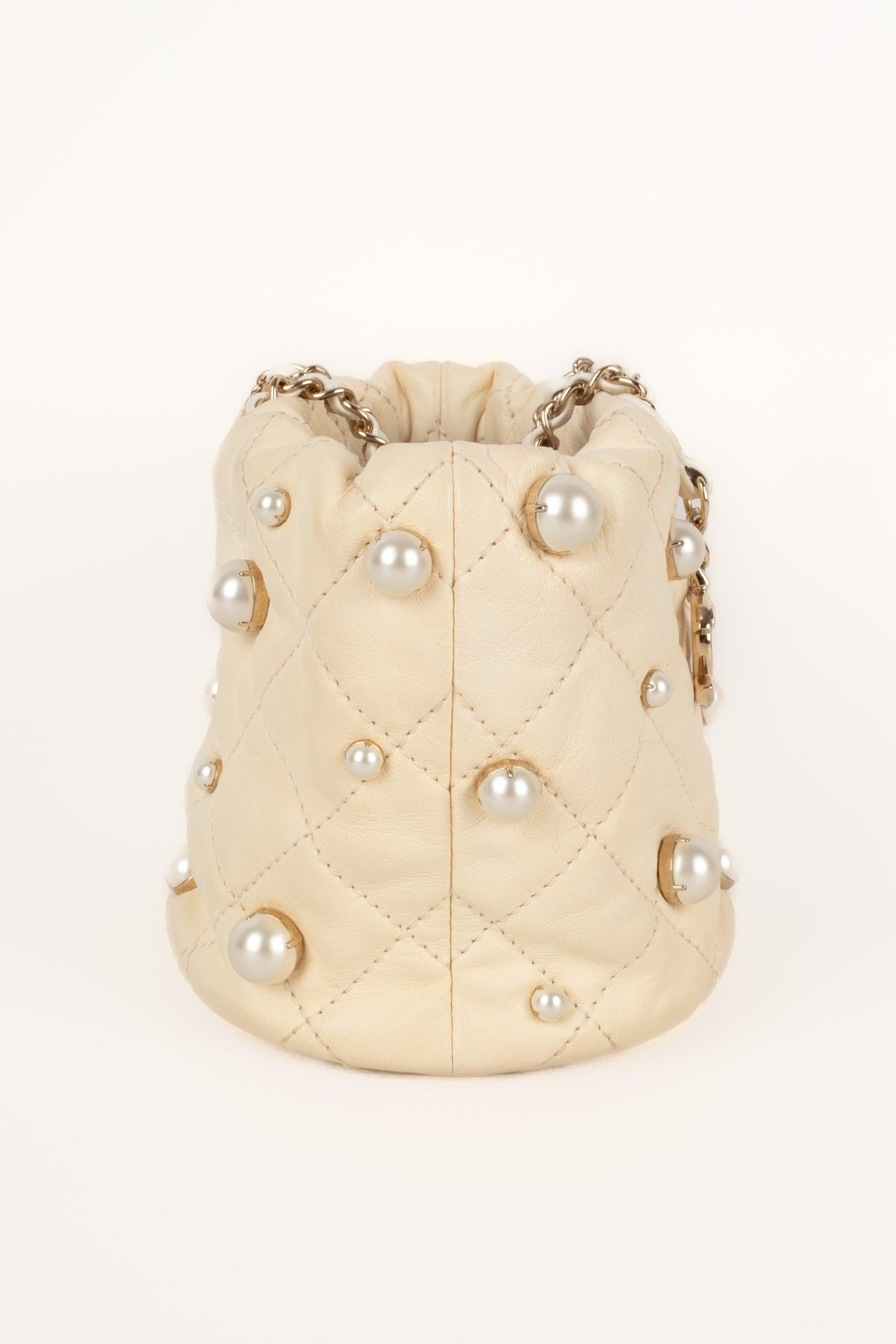 Chanel Quilted Off-white Calfskin Bucket Bag Spring, 2021 In Excellent Condition In SAINT-OUEN-SUR-SEINE, FR