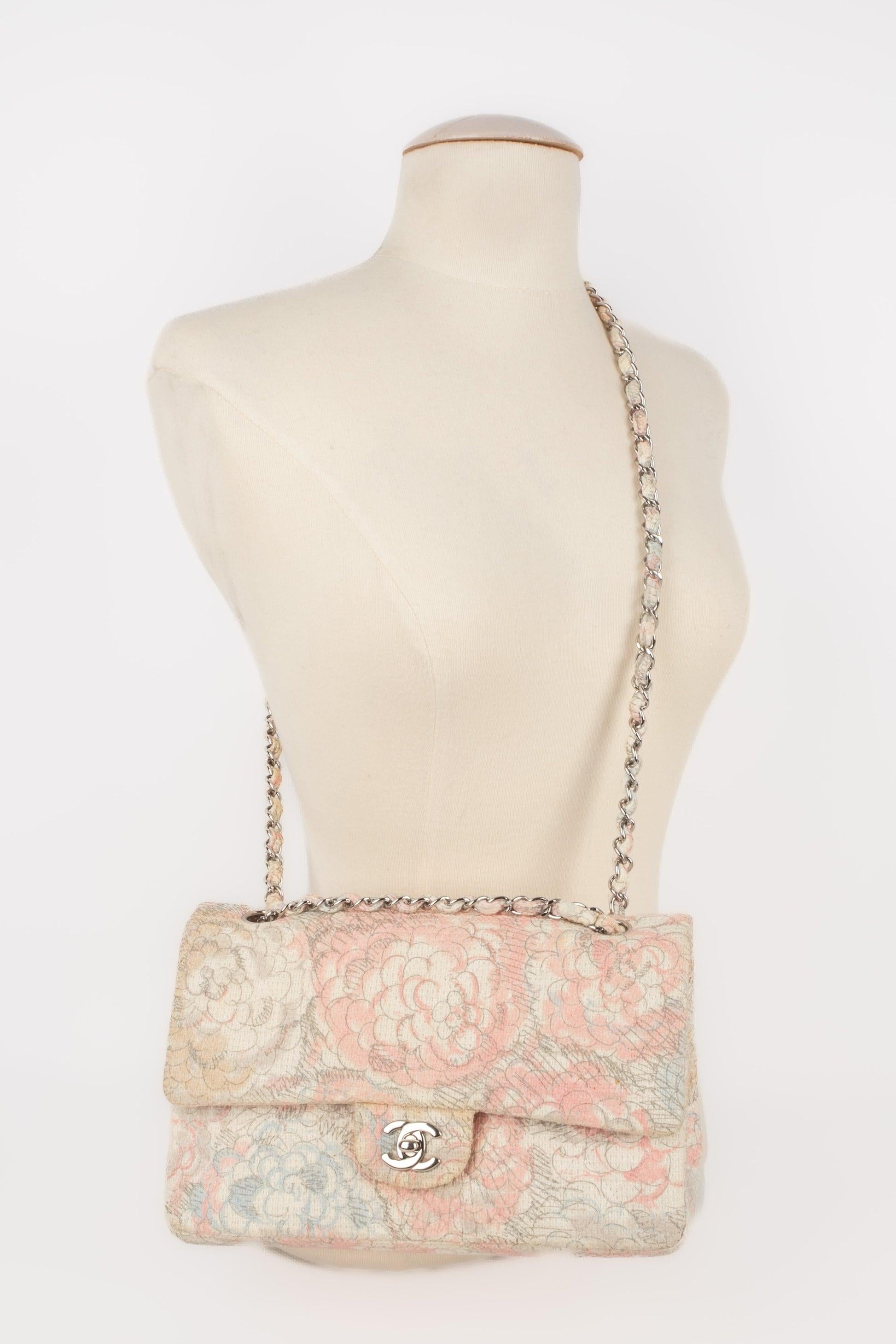 Chanel - (Made in Italy) Quilted off-white canvas 'Classic' bag printed with multicolored flower patterns. Silvery metal 'cc' fastener on a double flap. Adjustable interlaced chain handle. Piece with its Hologram. 2008 circa Collection.

Additional