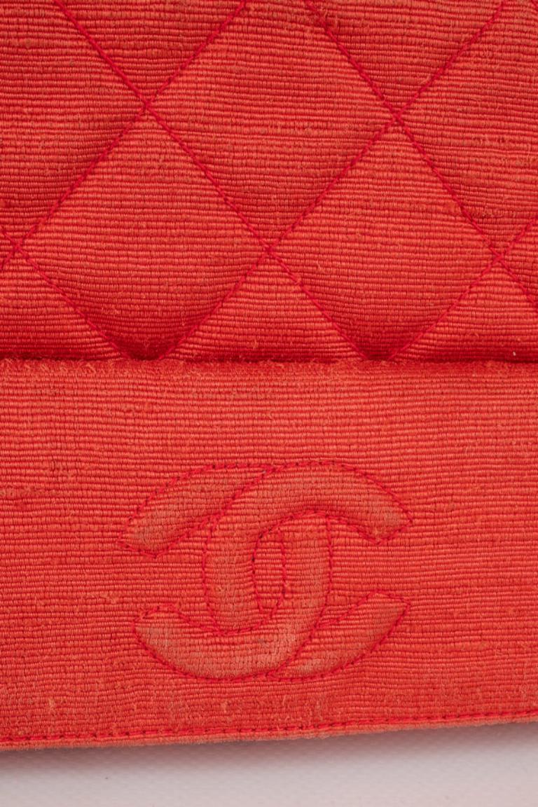 Otomana acolchada Chanel y bolso de piel coral, años 90 en venta 5