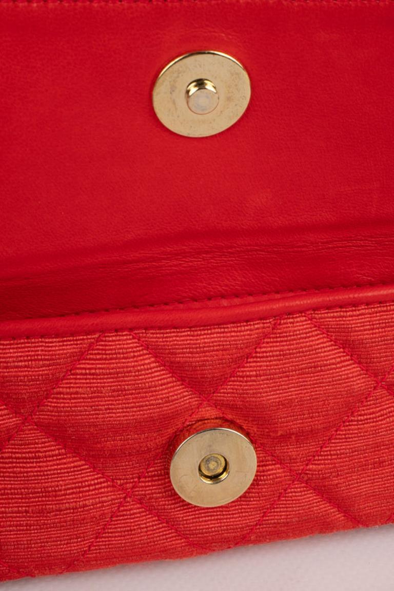 Otomana acolchada Chanel y bolso de piel coral, años 90 en venta 6