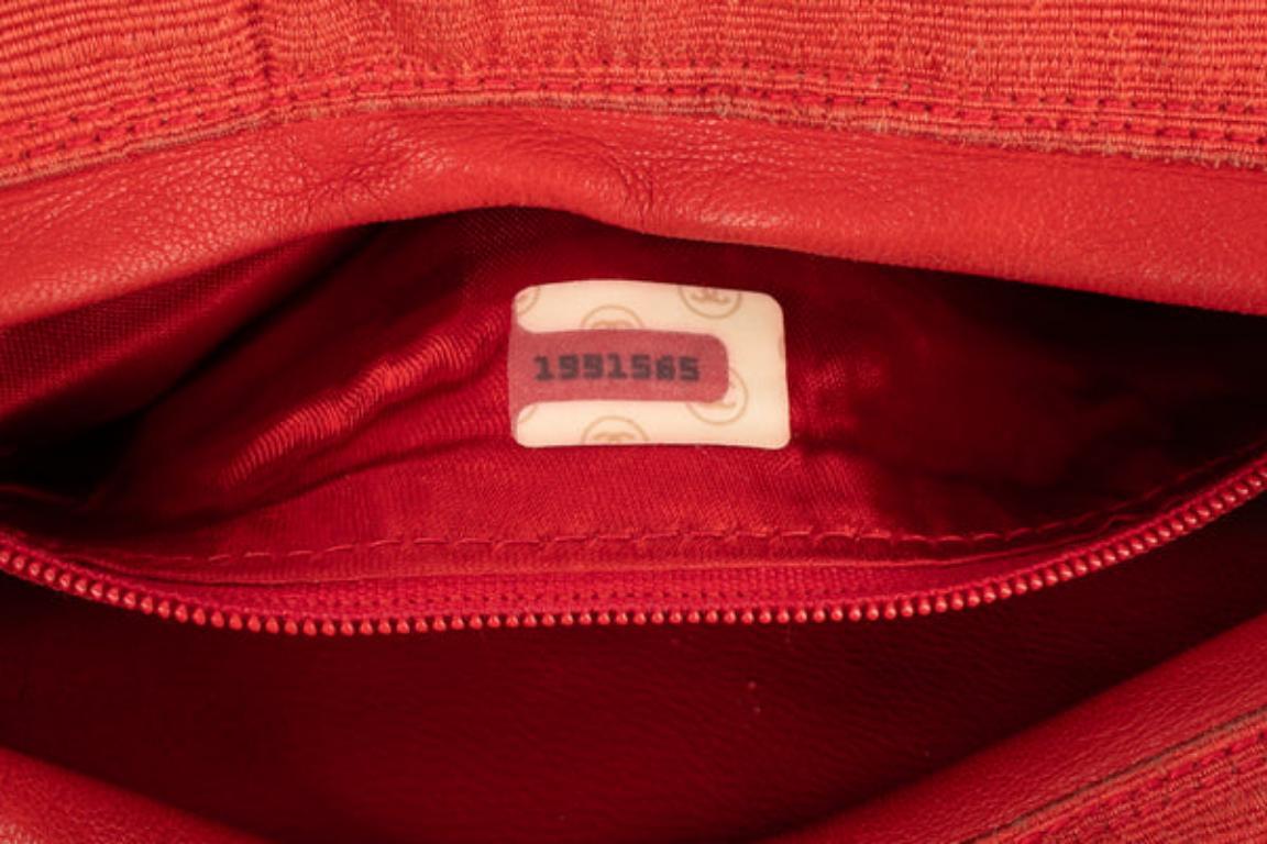 Otomana acolchada Chanel y bolso de piel coral, años 90 en venta 7