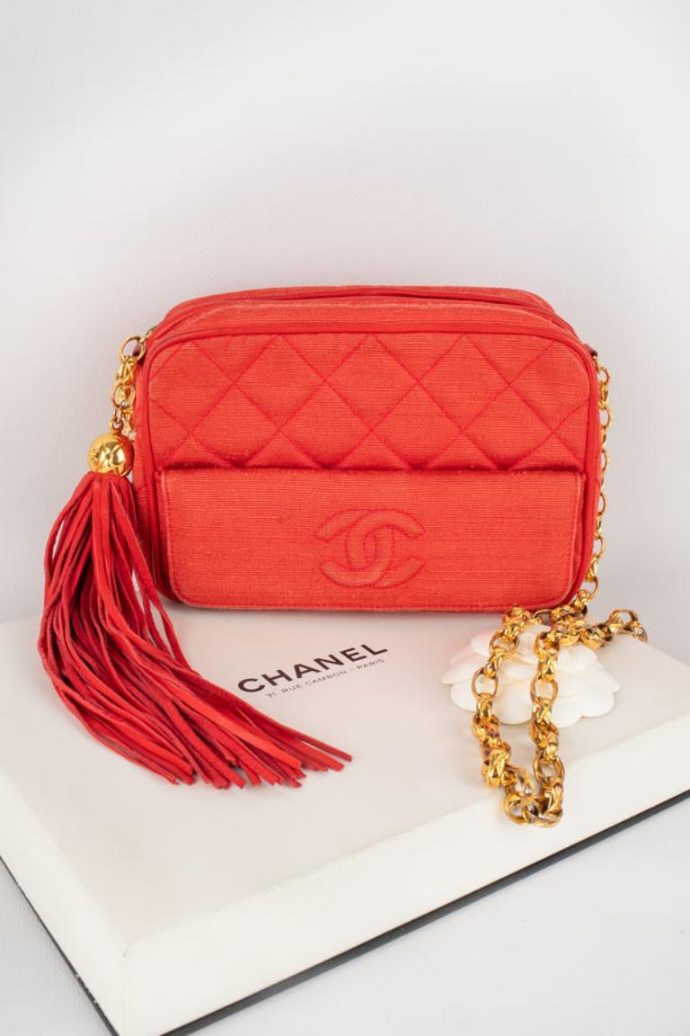 Chanel - (Made in Italy) Otomana acolchada y bolso de piel coral, interior de piel y detalles metálicos dorados. Alrededor de 1990.

Más información: 
Estado: Buen estado
Dimensiones: Longitud: 18 cm - Altura: 12,5 cm - Profundidad: 7 cm - Asa: 110
