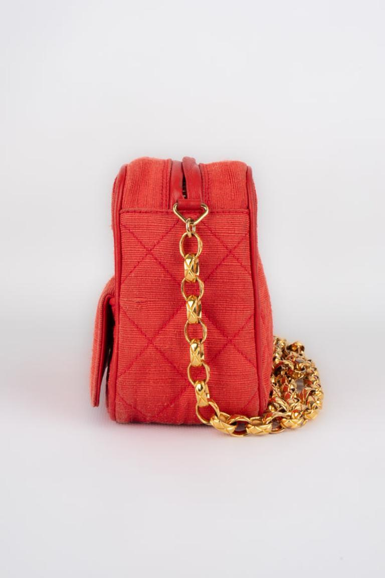 Otomana acolchada Chanel y bolso de piel coral, años 90 en venta 1