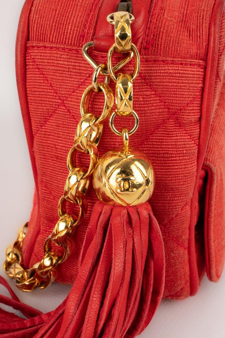 Otomana acolchada Chanel y bolso de piel coral, años 90 en venta 2