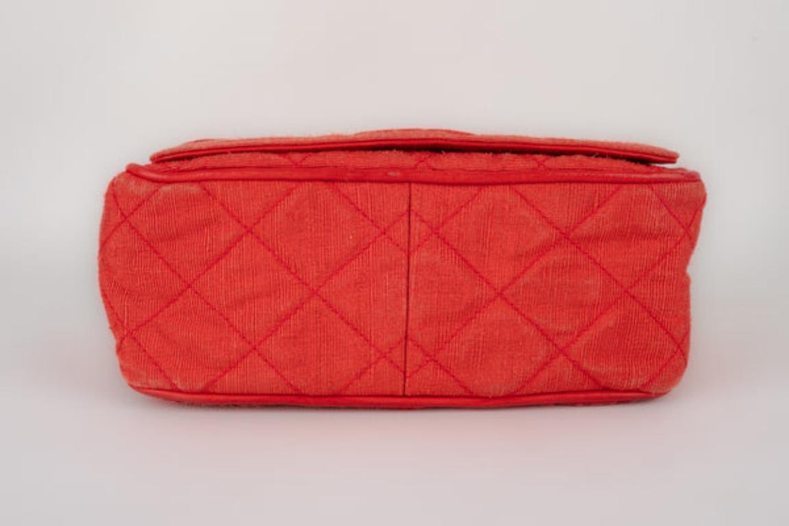 Otomana acolchada Chanel y bolso de piel coral, años 90 en venta 3