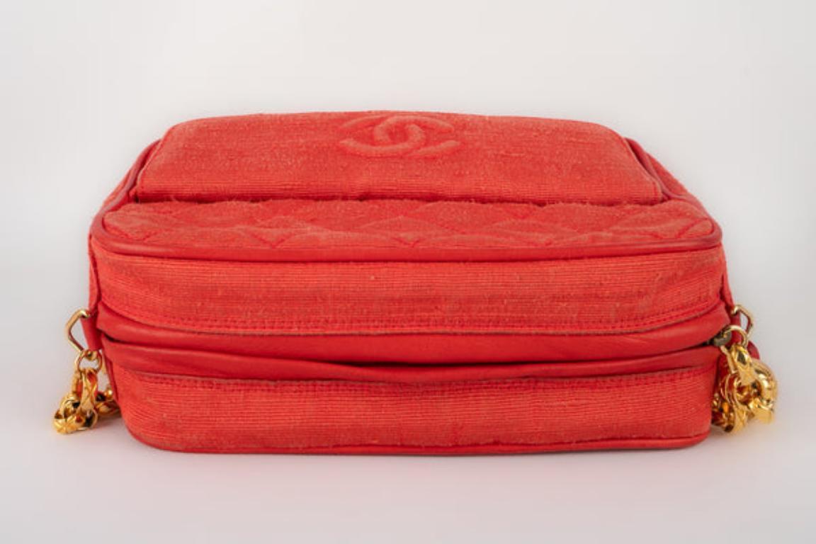 Otomana acolchada Chanel y bolso de piel coral, años 90 en venta 4
