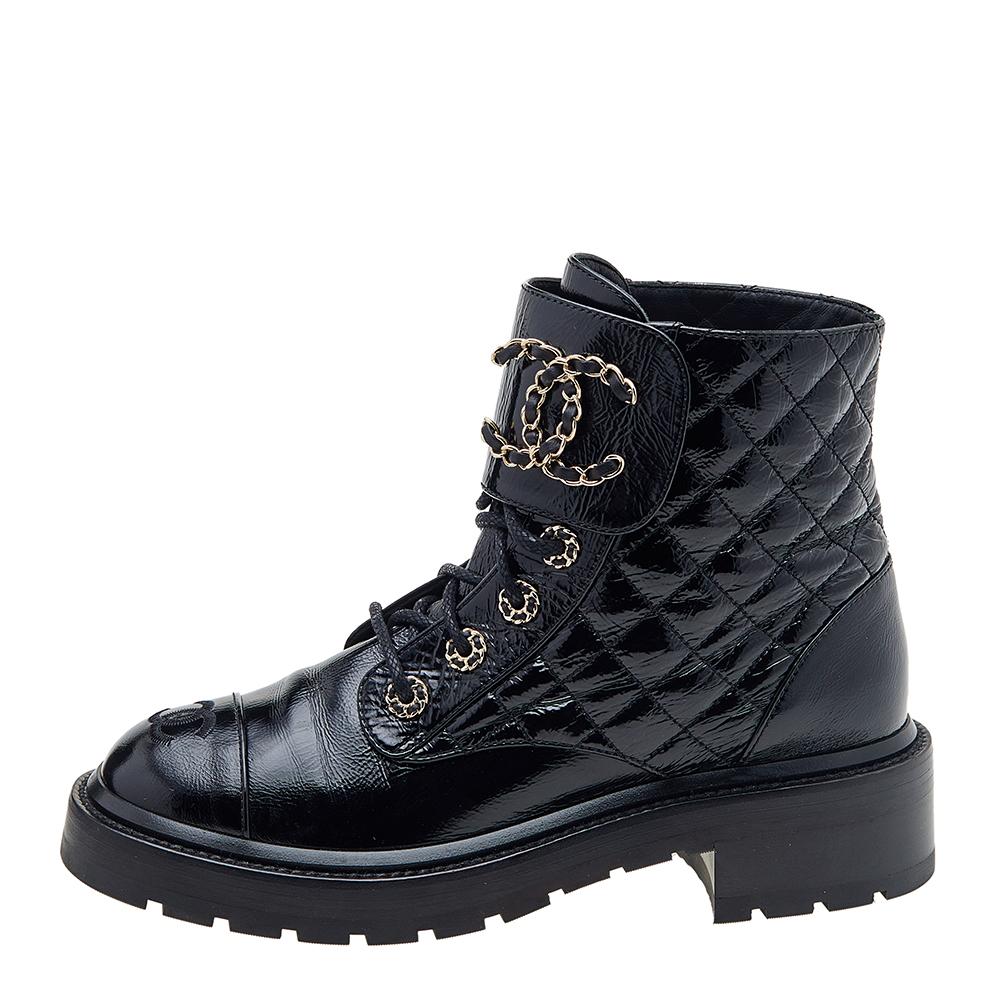 These Combat boots from Chanel define style and sophistication with their trendy and sturdy structure. Their shape is enhanced with a black quilted patent leather exterior, cap toes, and chain-linked CC logos. They are fitted with gold-tone