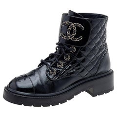 Bottes de combat Chanel en cuir verni matelassé avec logo CC et bouts à maillons en chaîne, taille 38