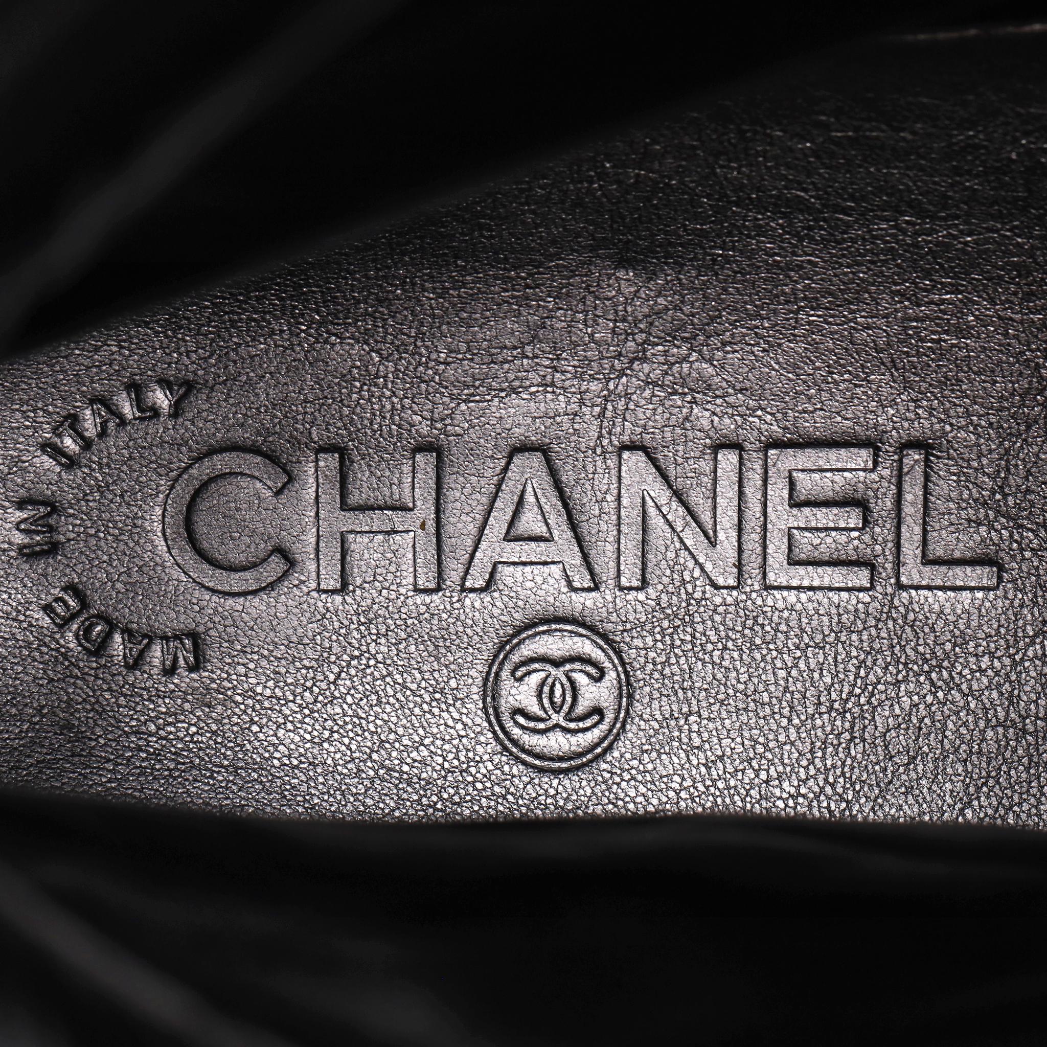Zapatillas altas Chanel de charol acolchado en venta 5