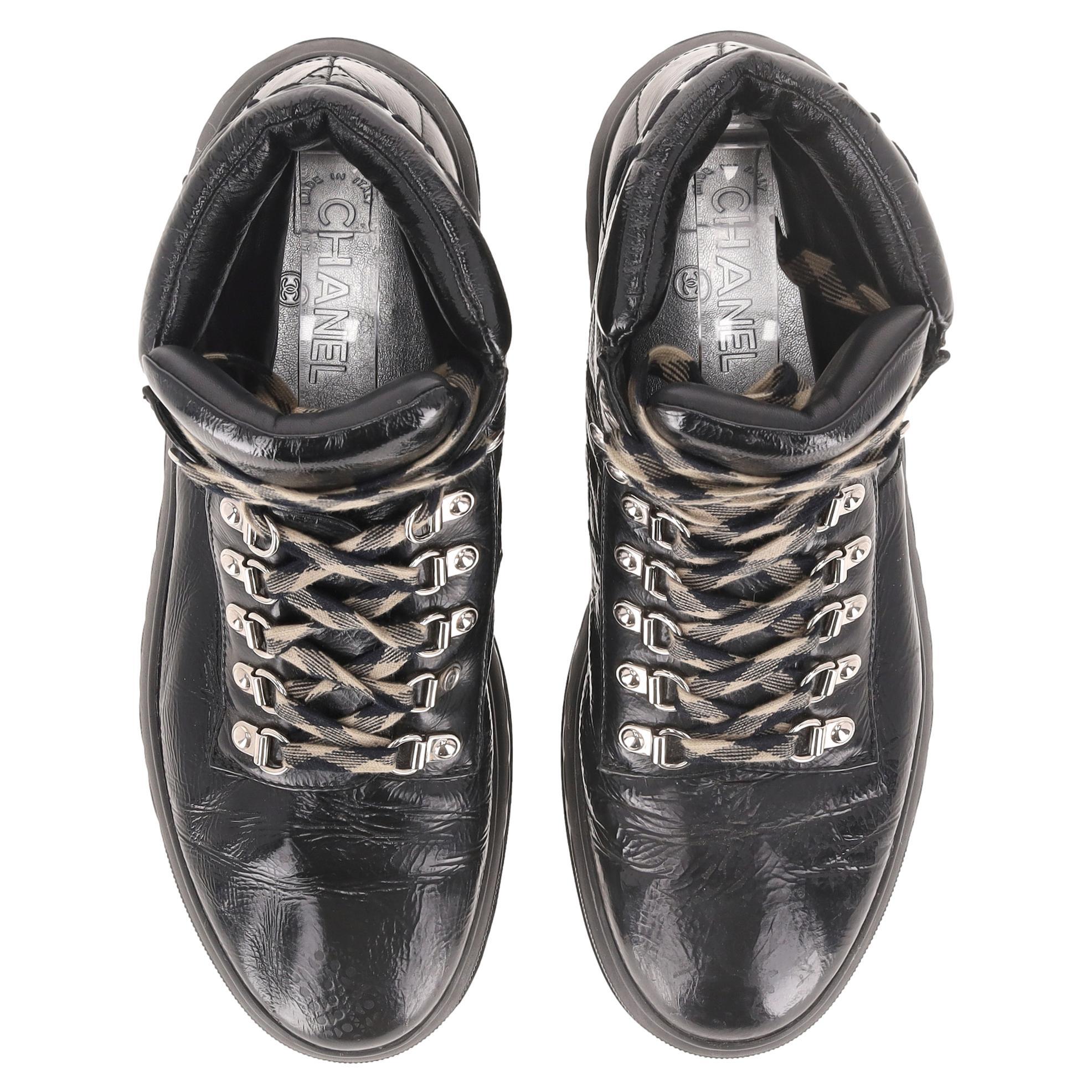Zapatillas altas Chanel de charol acolchado

Zapatillas negras confeccionadas en piel de becerro charolada brillante con un característico diseño acolchado de rombos.

Con suelas de goma de plataforma también estampadas con un motivo