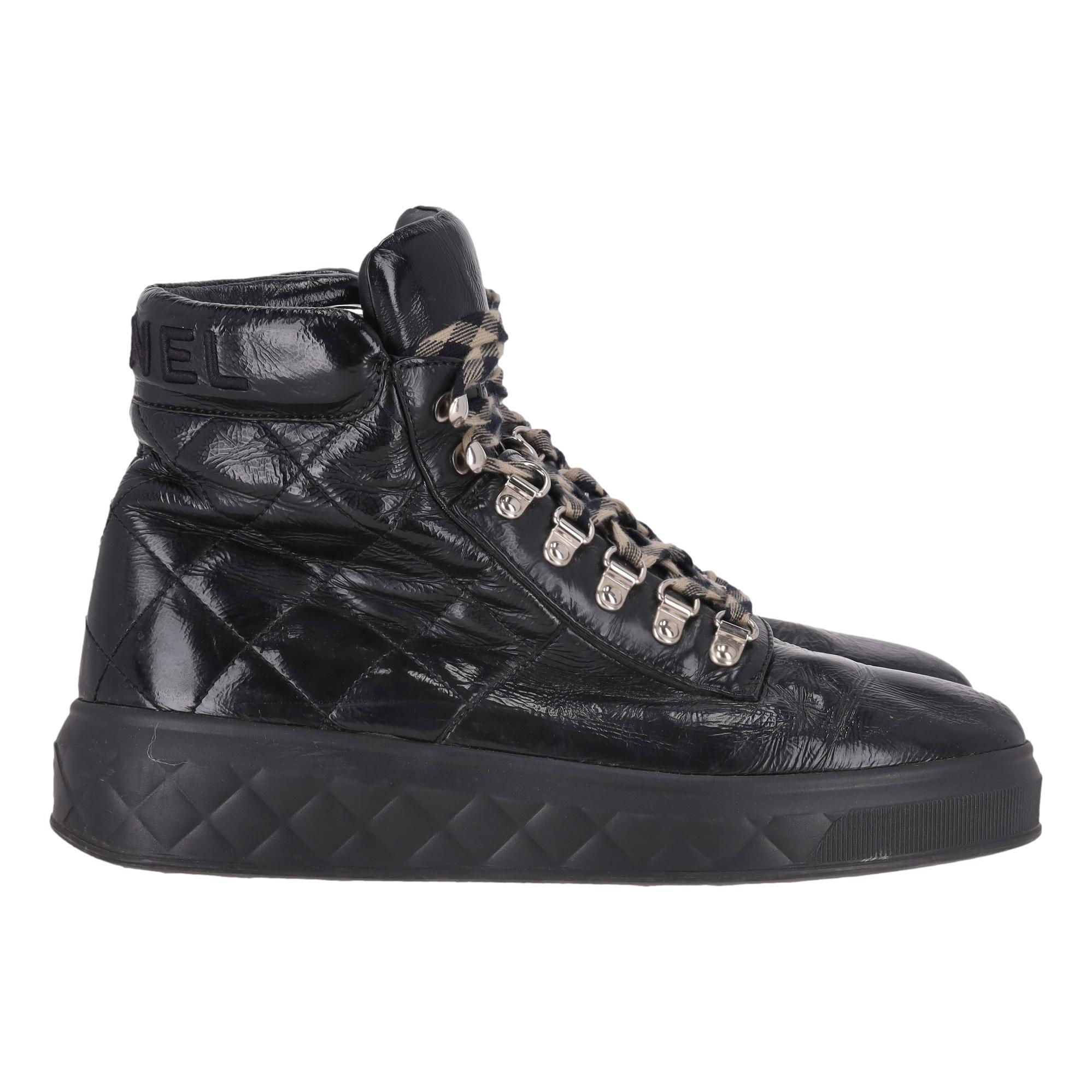 Zapatillas altas Chanel de charol acolchado Negro en venta
