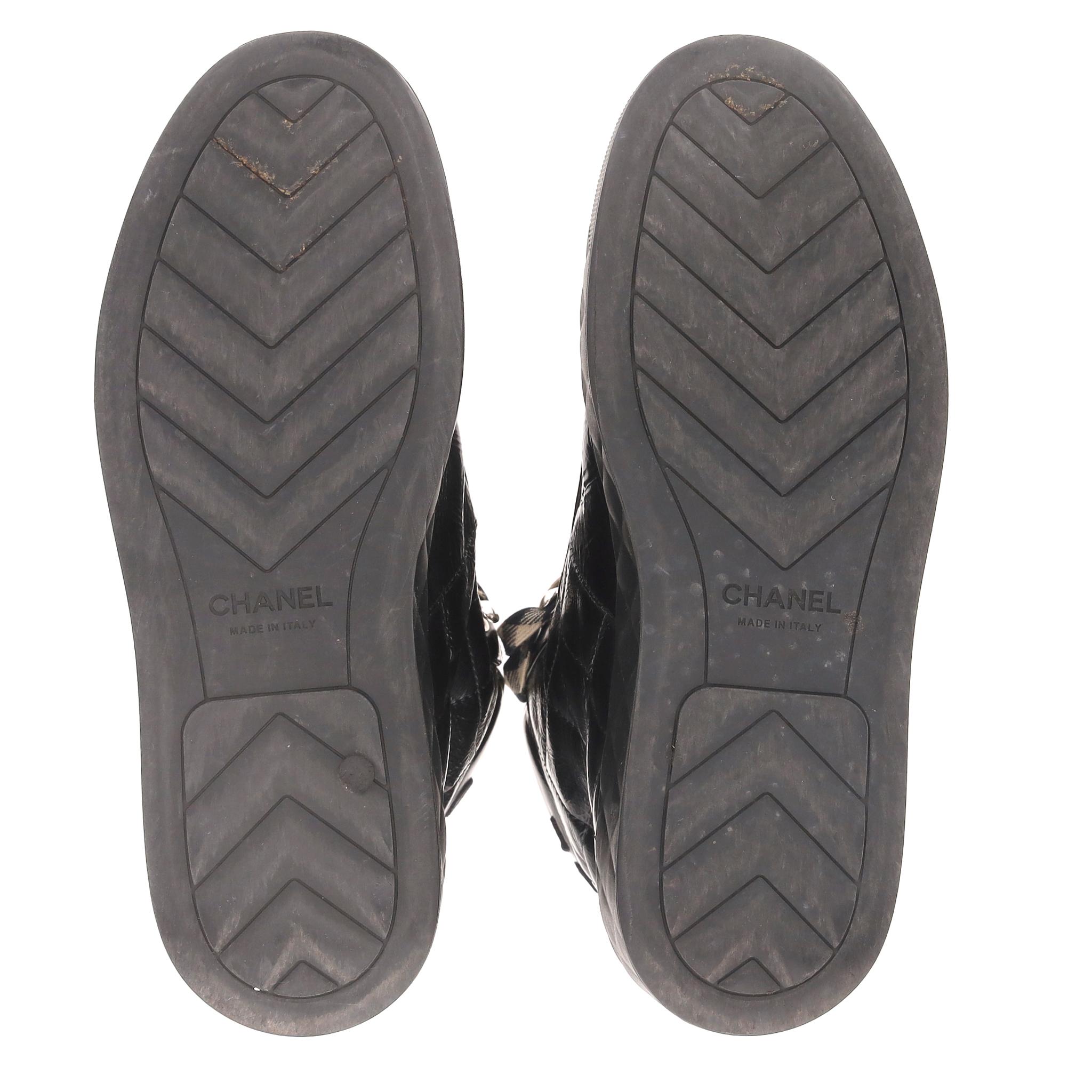 De las mujeres Zapatillas altas Chanel de charol acolchado en venta