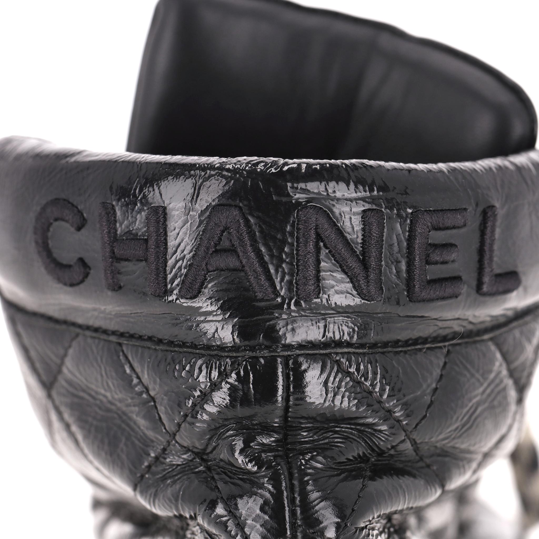 Zapatillas altas Chanel de charol acolchado en venta 1