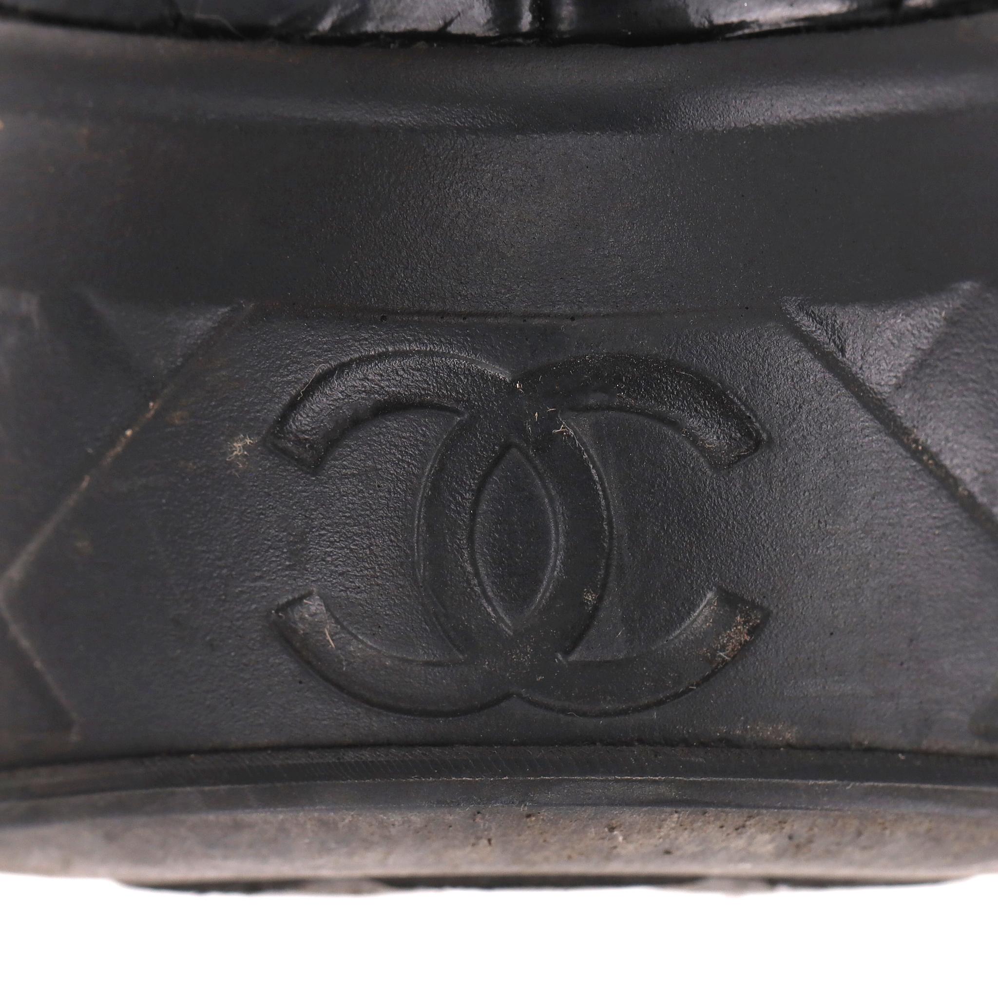 Zapatillas altas Chanel de charol acolchado en venta 4