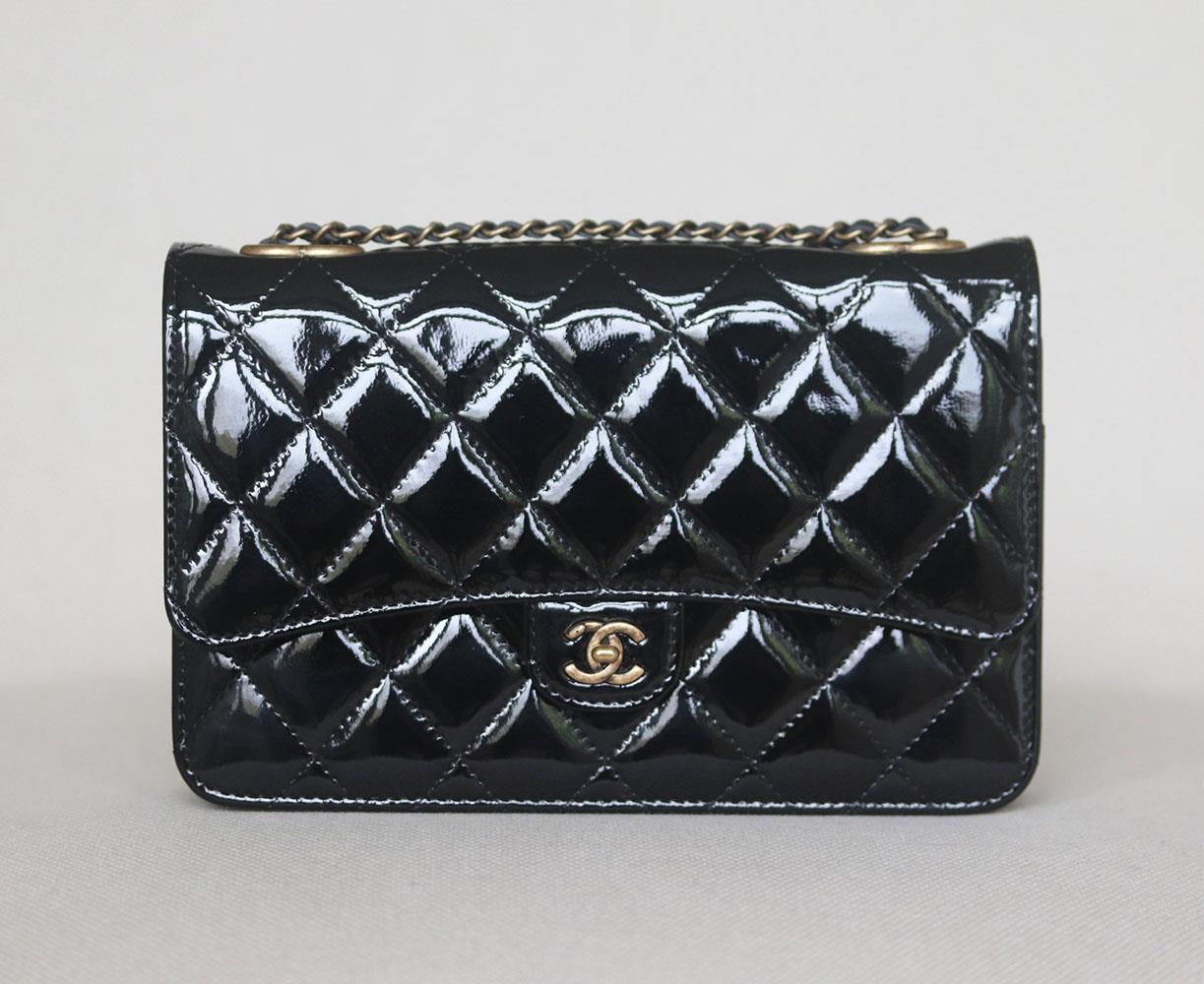Chanel Quilted Patent-Leather Wallet on Chain Crossbody Bag has been hand-finished by skilled artisans in the label's workshop, it is boasting a quilted patent-leather exterior, this design is accented with antiqued gold-toned and black calfskin