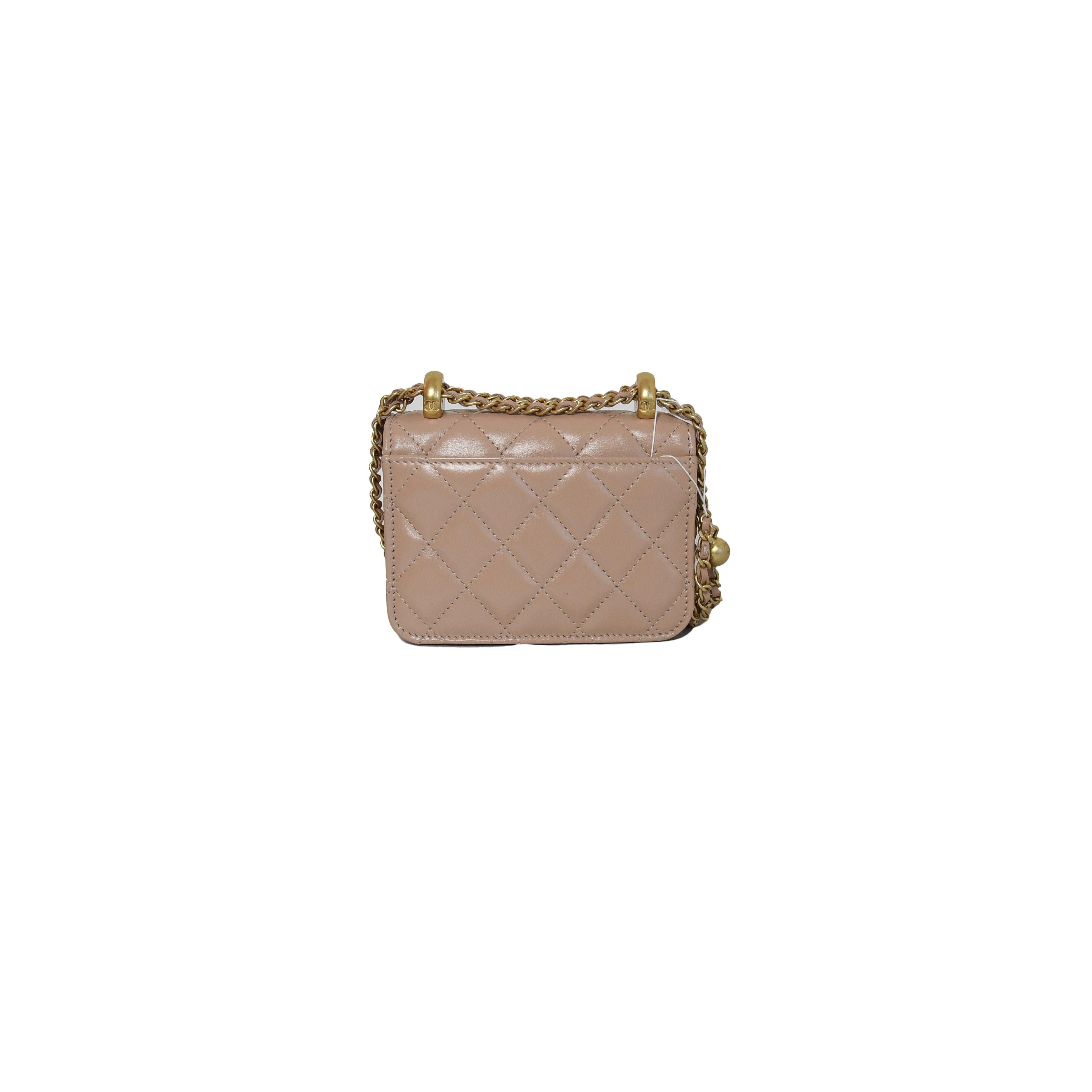 Chanel Chanel Gesteppt Perfekt Fit Kartenetui mit Perlen Crush Kette in Beige im Zustand „Neu“ im Angebot in Flushing, NY