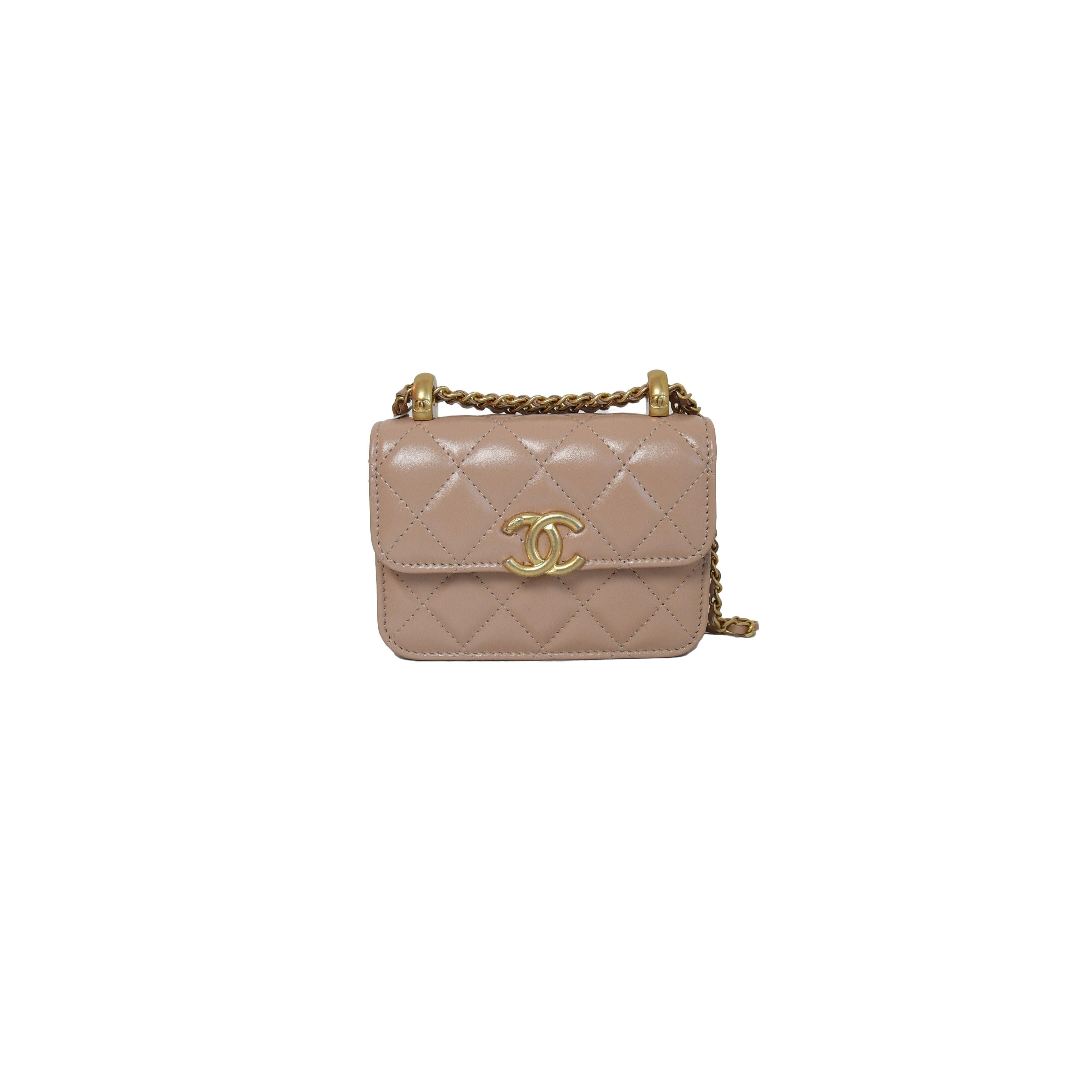 Chanel Chanel Gesteppt Perfekt Fit Kartenetui mit Perlen Crush Kette in Beige für Damen oder Herren im Angebot