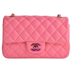 Mini borsa Chanel trapuntata in pelle d'agnello rosa con patta singola