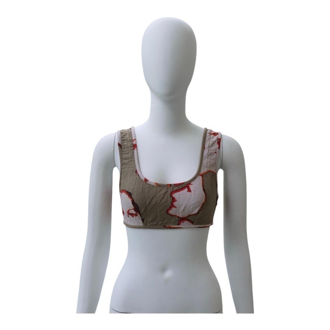 Chanel Crop Top trapuntato stampato - Cruise Collectional

Questo raro crop top trapuntato di Chanel combina la disinvoltura estiva con l'attenzione ai dettagli tipica della Maison. Caratterizzata da una morbida base color kaki con stampa floreale