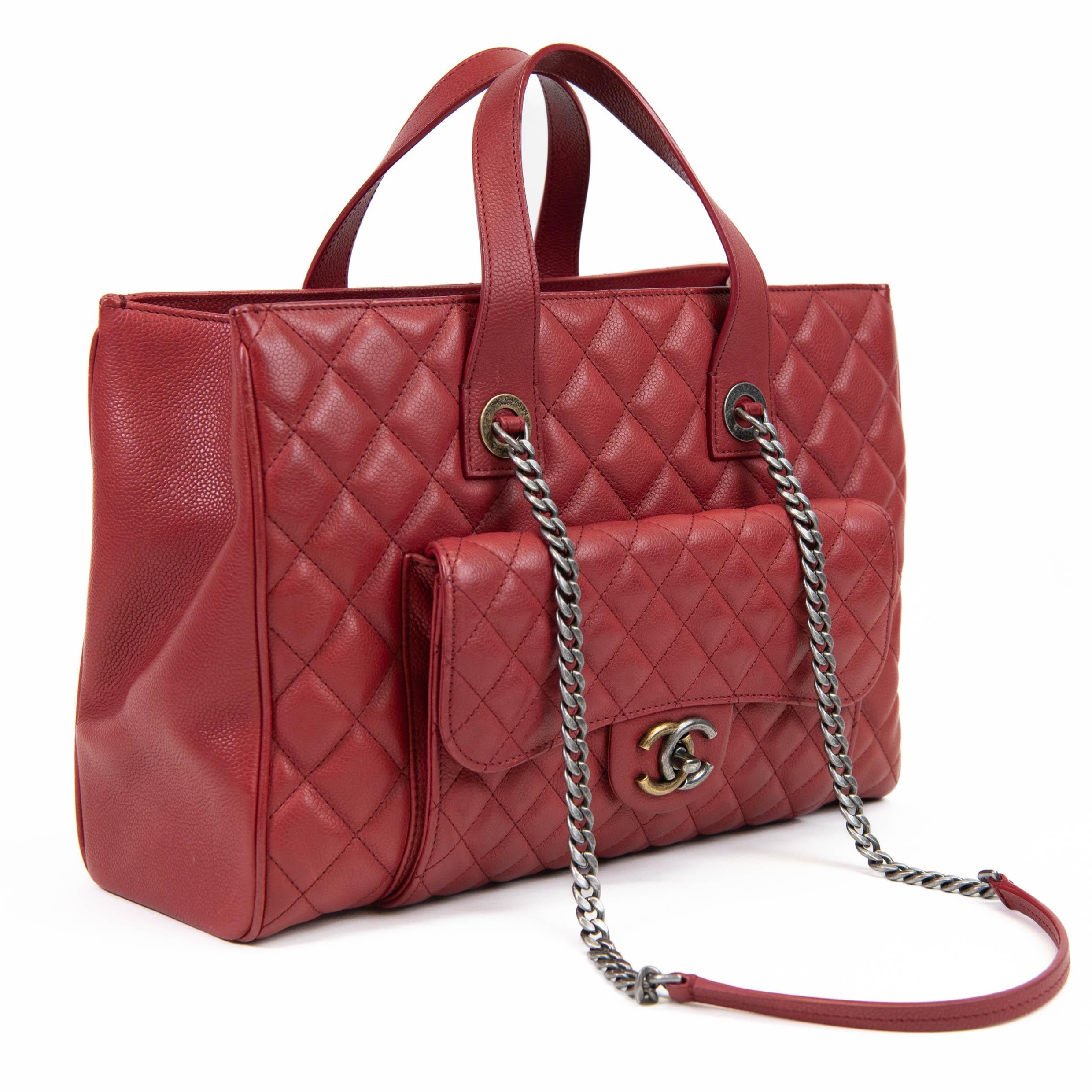 100% Authentic

This Chanel handbag, crafted from caviar leather, features a rich Red color and is designed for versatility as both a handbag and shoulder bag. The outer pocket is secured with a turn lock for added convenience.

Measuring 23cm in