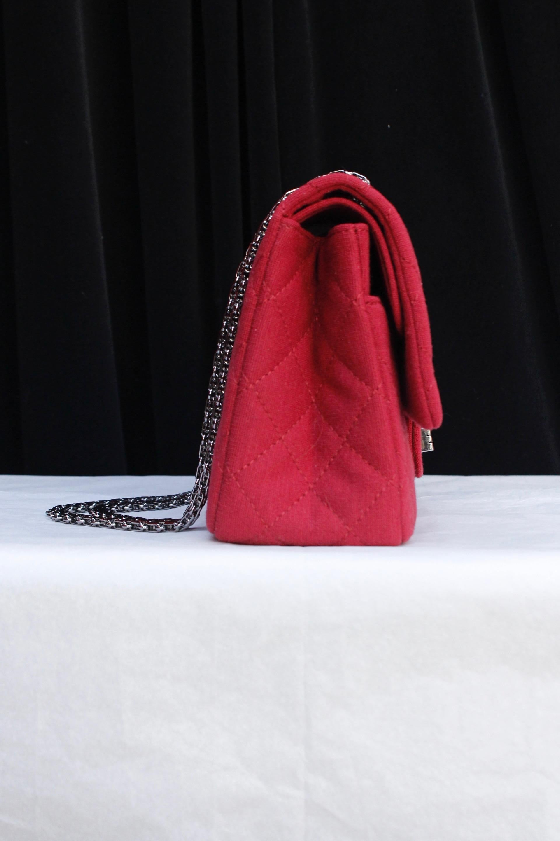 Chanel quilted red jersey 2.55 bag with silver plated chain handle In Excellent Condition For Sale In Paris, FR