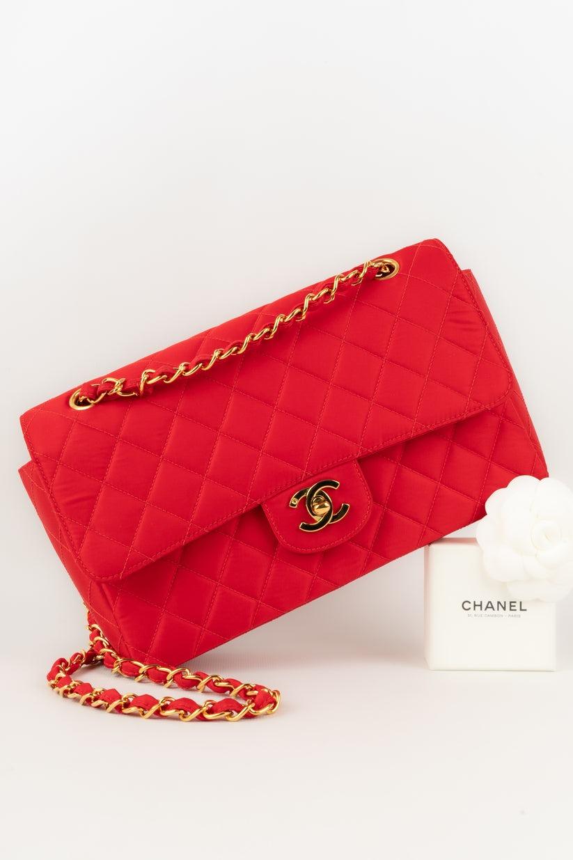 Chanel - (Made in France) Quilted red bag with golden metal elements. Sold with a serial number and an authenticity certificate. 1994/1996 Collection.

Additional information:
Condition: Very good condition
Dimensions: Length: 24 cm - Height: 16 cm