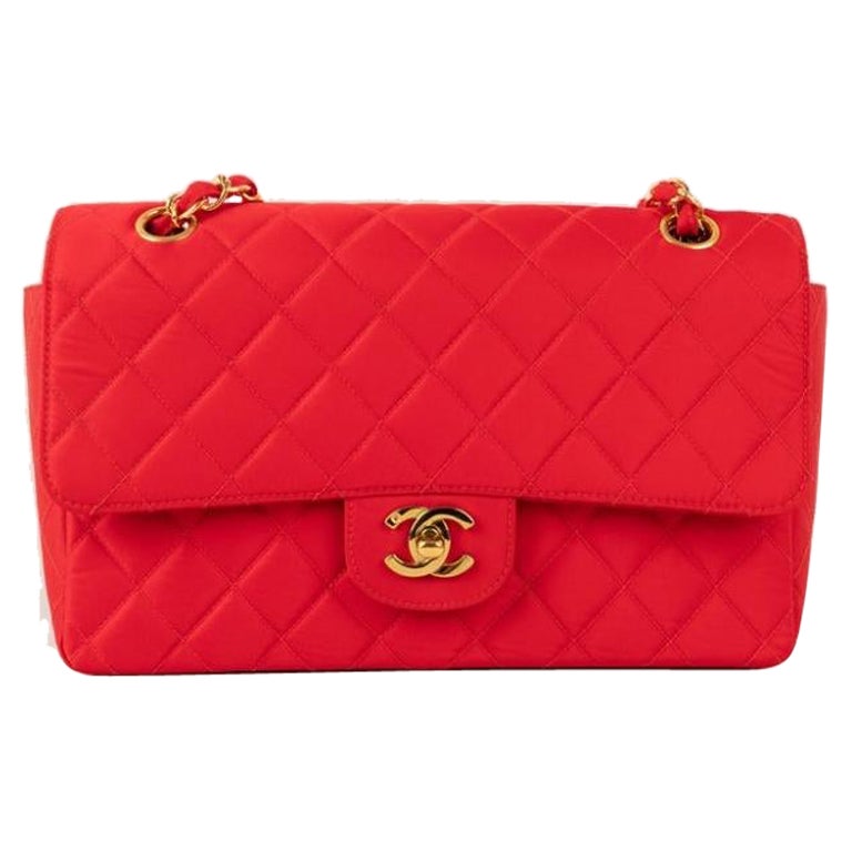 Chanel Bolso Acolchado Rojo Intemporal con Elementos Metálicos Dorados, 1994/1996