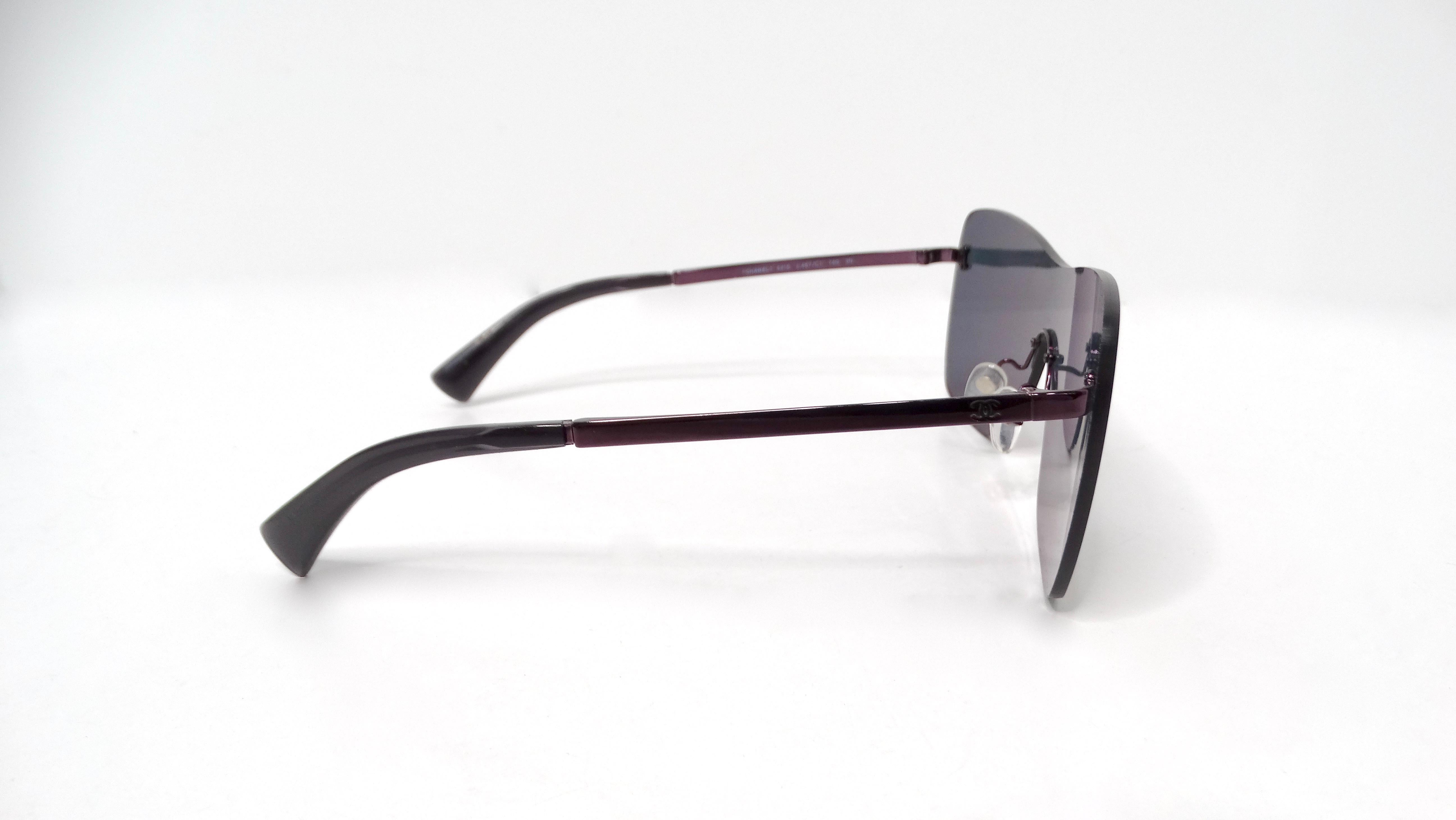 Occhiali da sole Chanel trapuntati con lenti riflettenti e specchiate in vendita 3