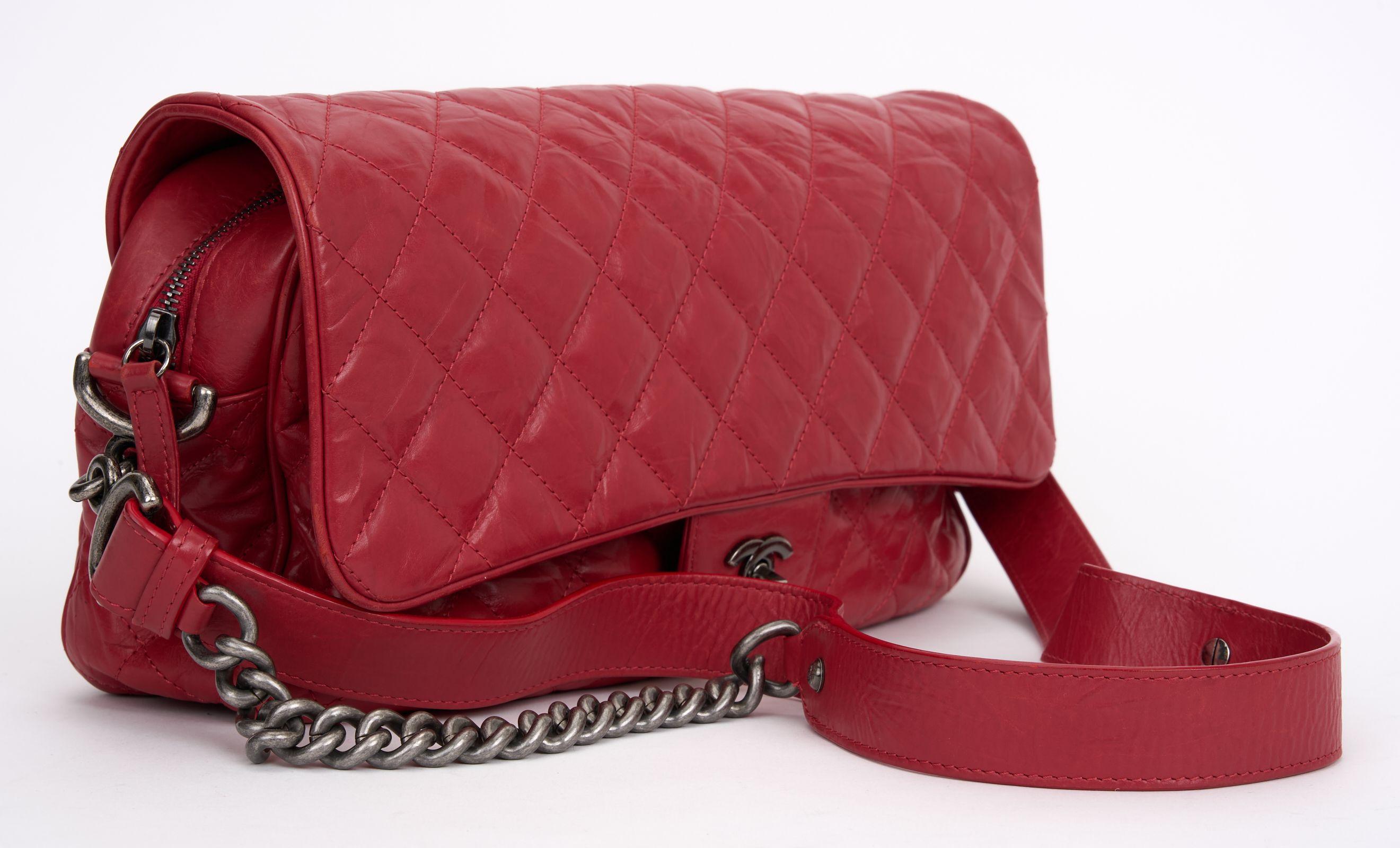 Ce sac à rabat Chanel Casual Rock Airlines en cuir de veau froissé de la Collectional by Karl Lagerfeld présente les caractéristiques suivantes : logo CC imbriqué, motif matelassé, accent en maillons de chaîne, accessoires en argent vieilli et