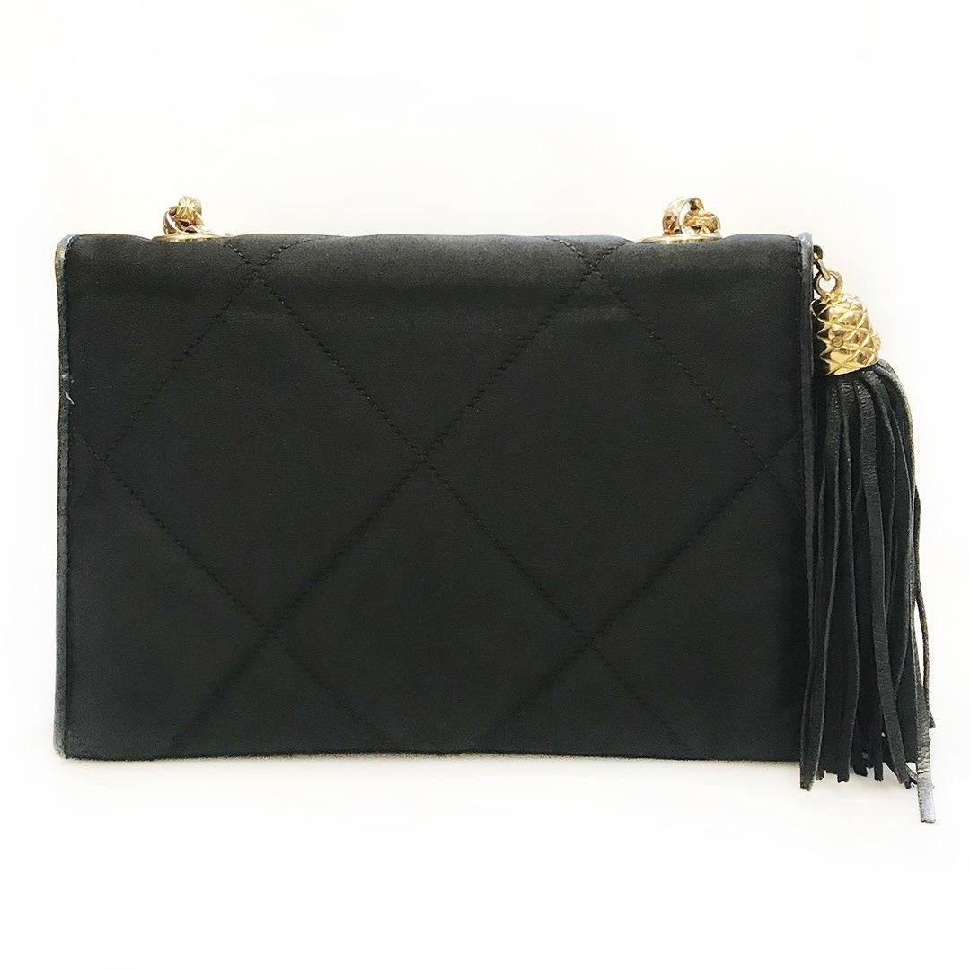 Chanel Umhängetasche aus gestepptem Satin (1991-1994) im Zustand „Gut“ in Los Angeles, CA